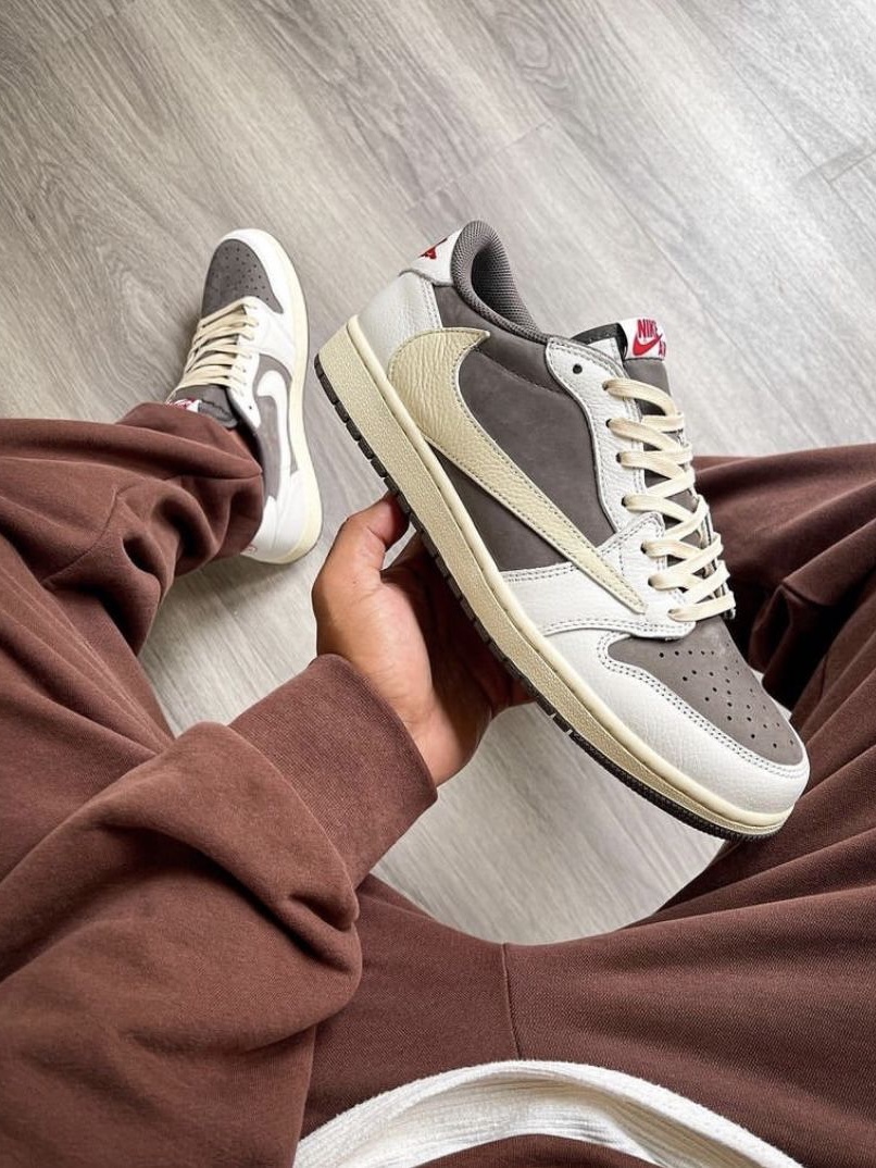 Jordan 1 x Travis Scott Retro Low OG SP Sail and Ridgerock 착용 스타일