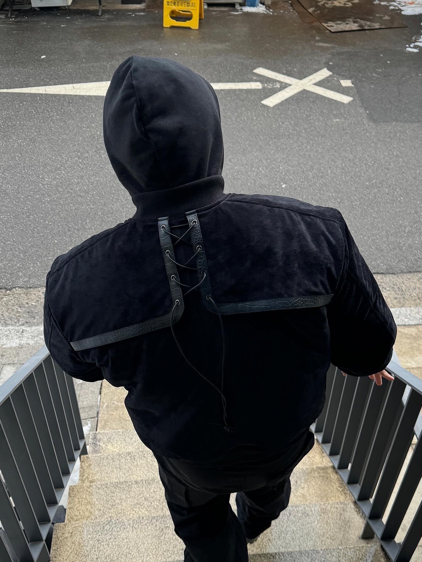 Undermycar x Emostanceclub Aknosom Leather Paneled Velour Bomber Black Iris - 23FW 착용 스타일 - 1