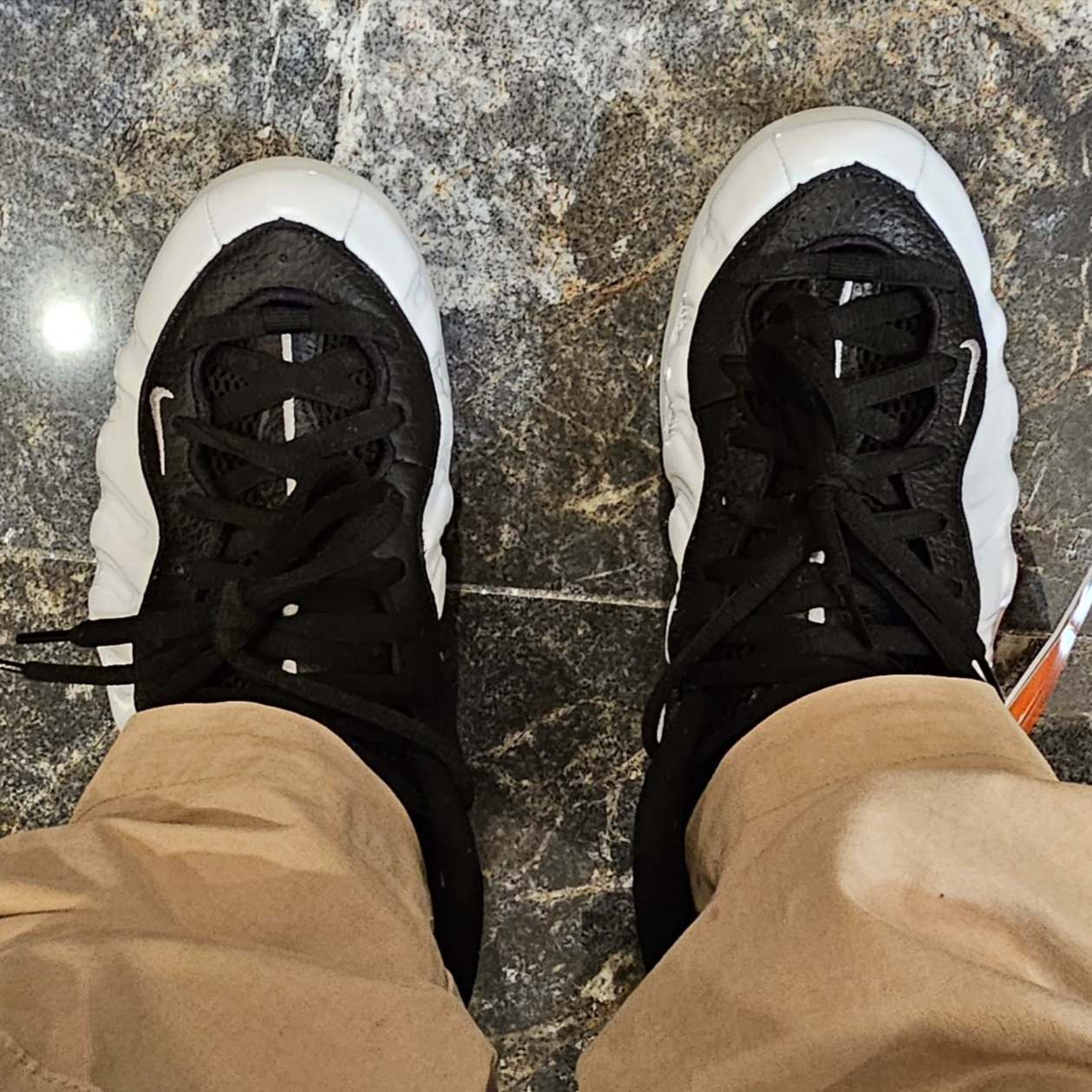 Nike Air Foamposite One White and Black 착용 스타일 - 2