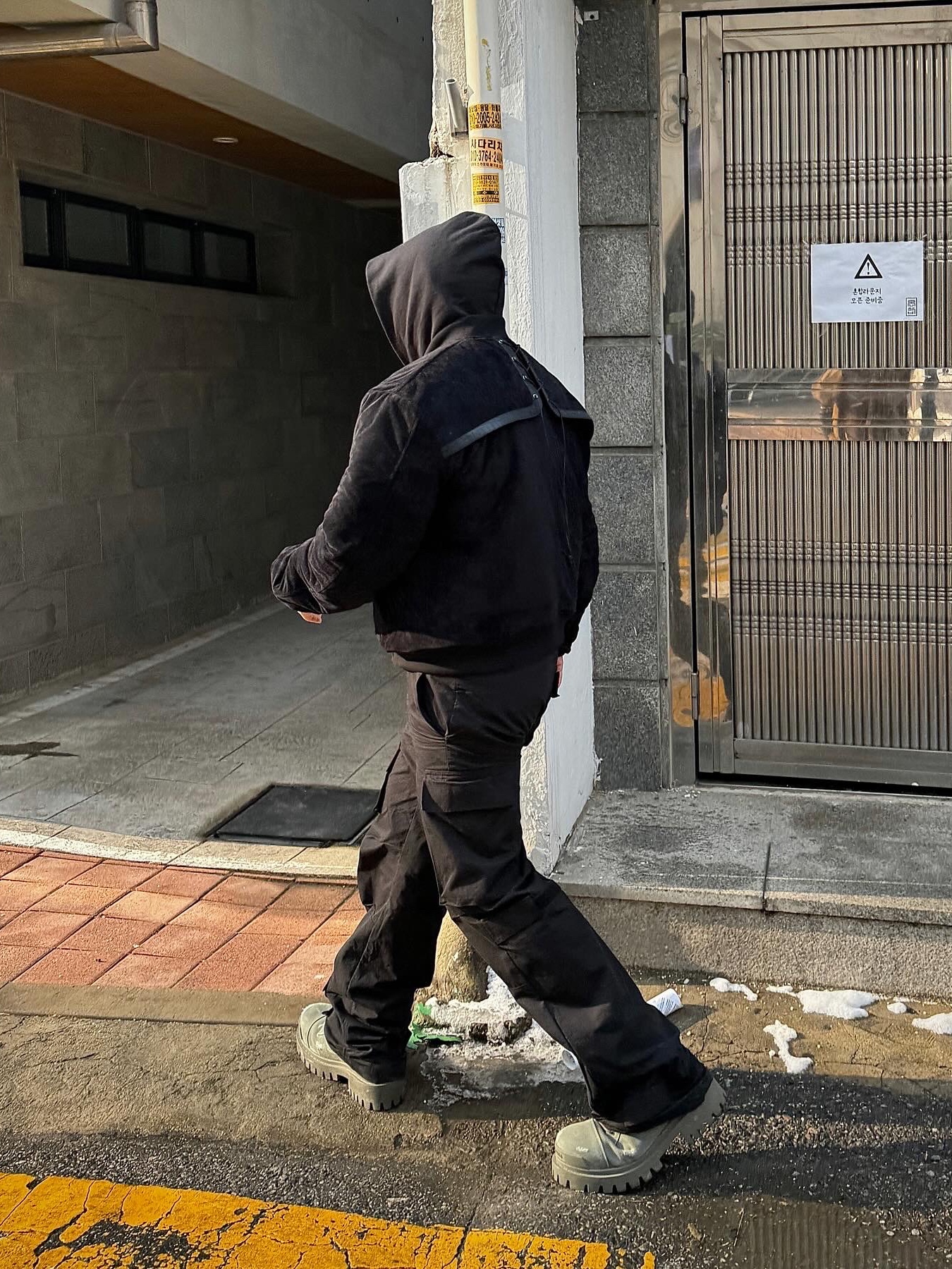 Undermycar x Emostanceclub Aknosom Leather Paneled Velour Bomber Black Iris - 23FW 착용 스타일 - 3