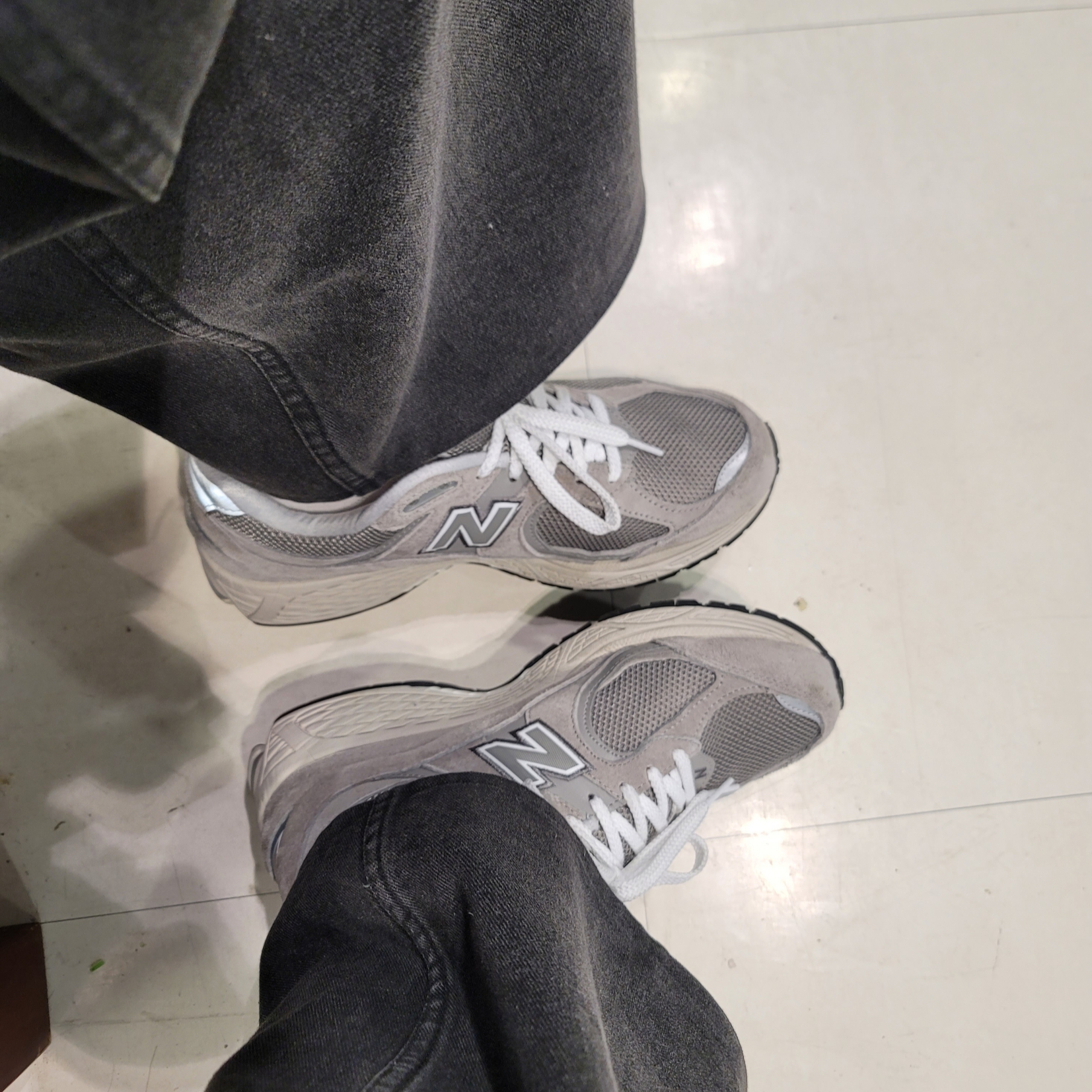 New Balance 2002R Grey 착용 스타일