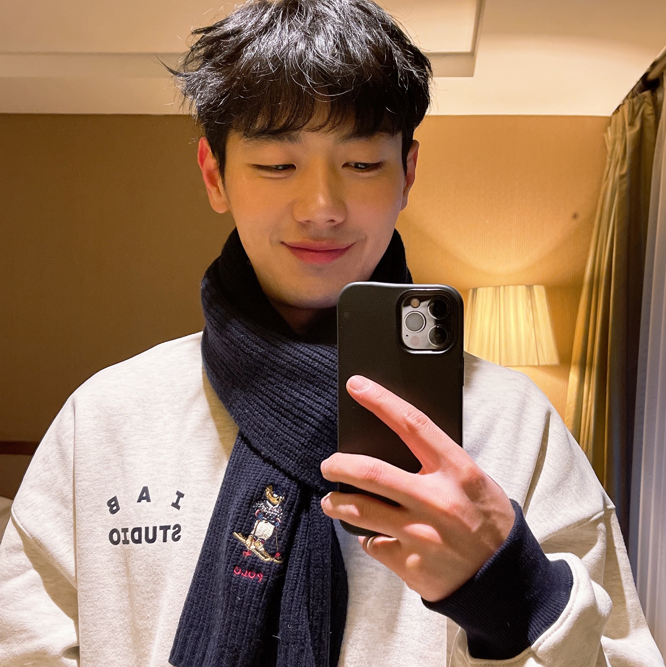 IAB Studio Sweatshirt Oatmeal Navy 착용 스타일