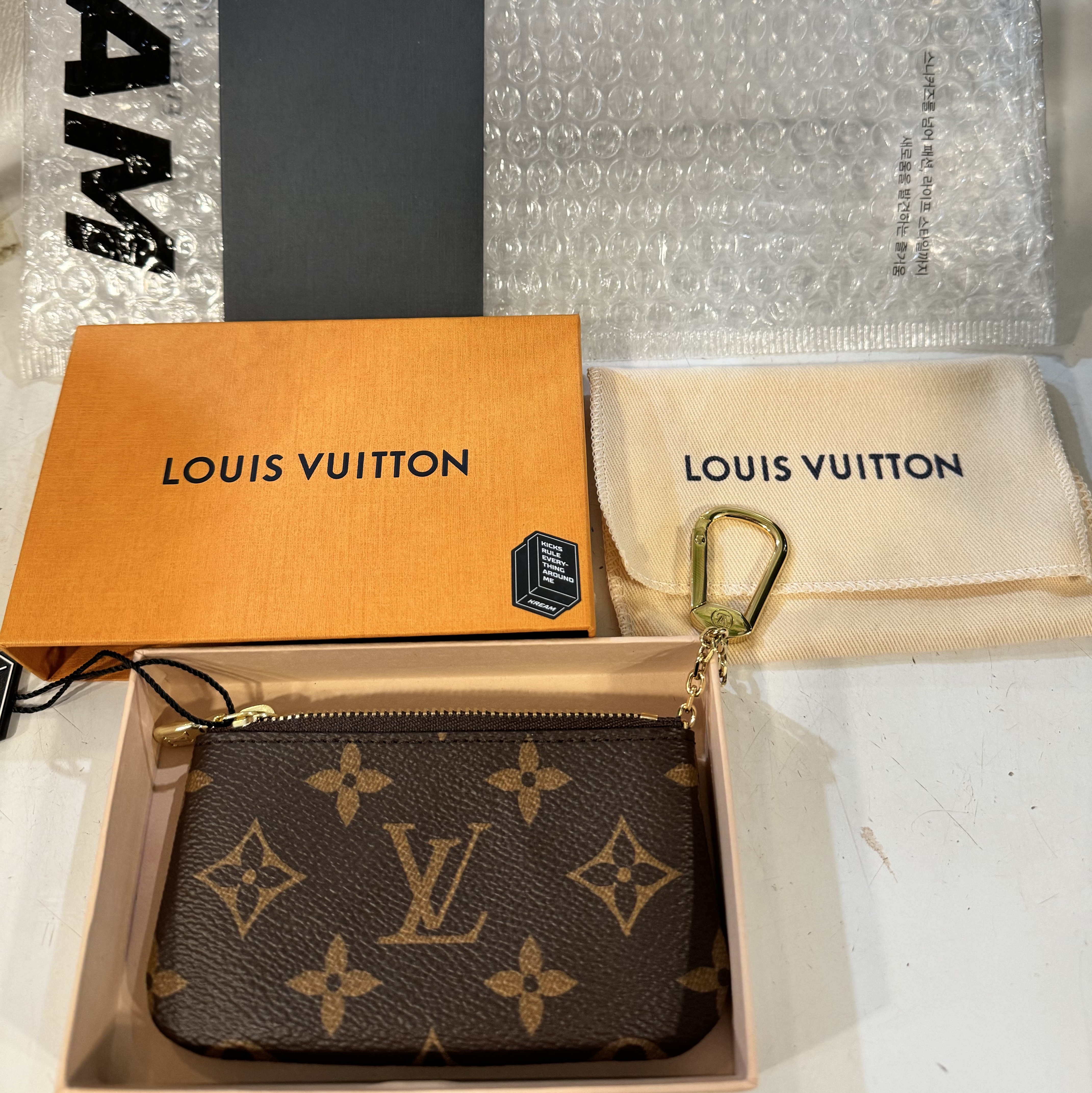 Louis Vuitton Key Pouch Monogram 착용 스타일
