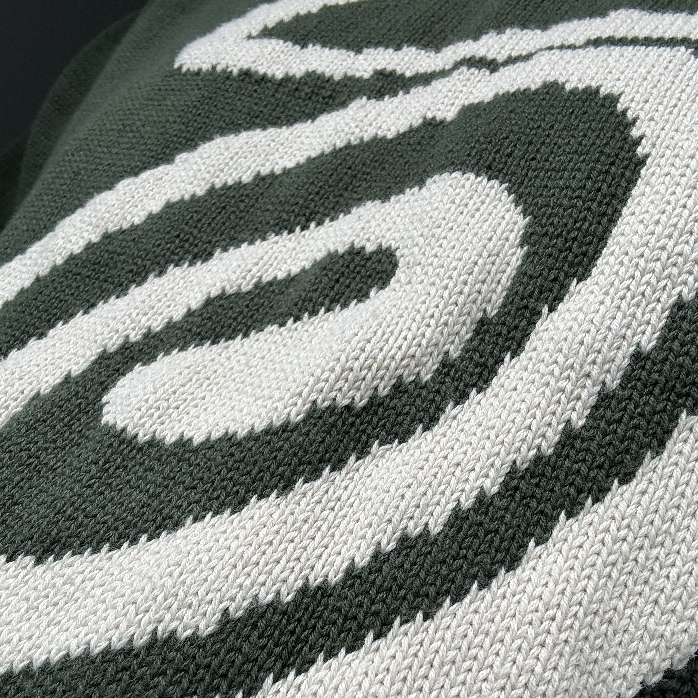 Stussy Curly S Sweater Green 착용 스타일