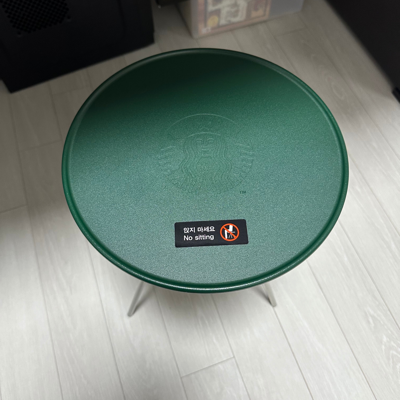 Starbucks x Helinox Side Table Green 착용 스타일