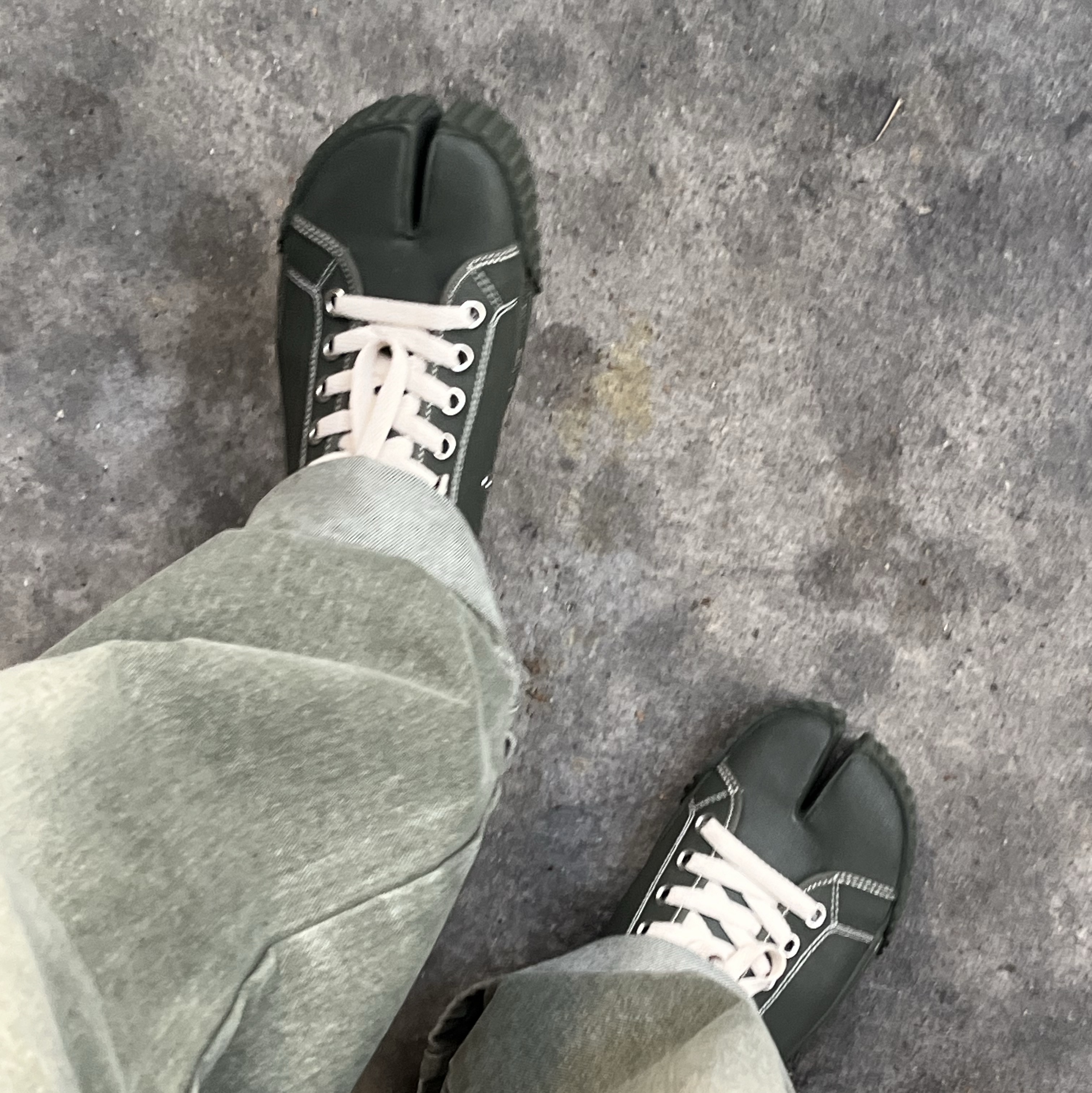 Maison Margiela Tabi Low Canvas Sneakers Dark Green 착용 스타일 - 2