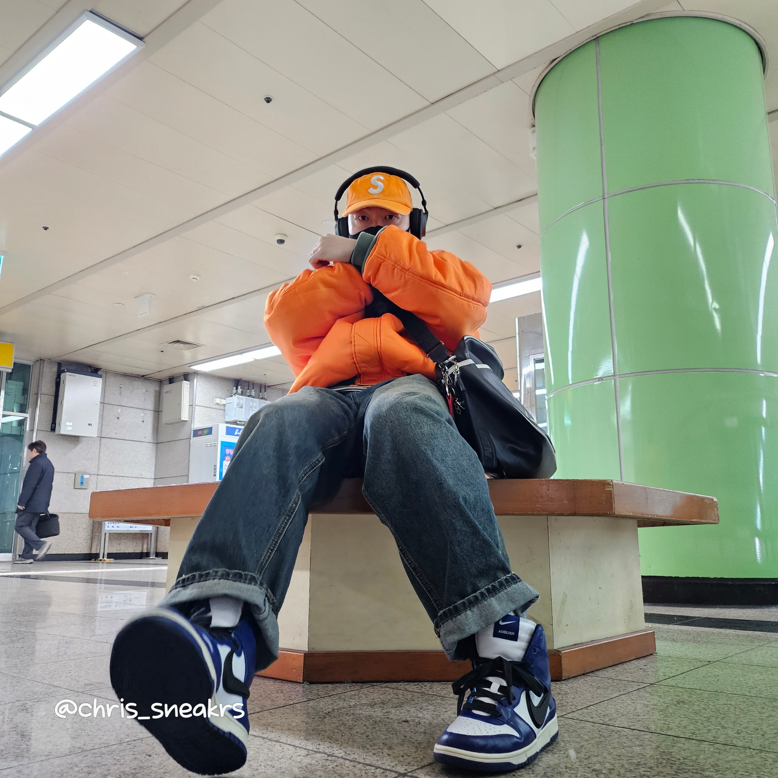 Supreme x Bounty Hunter MA-1 Jacket Olive - 23FW, Supreme Pigment Canvas S Logo 6-Panel Orange - 23SS 착용 스타일 - 1