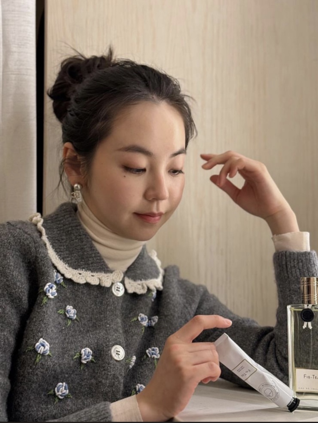 (W) Shushu/Tong Embroidered Flower Cardigan Grey 착용 스타일 - 1