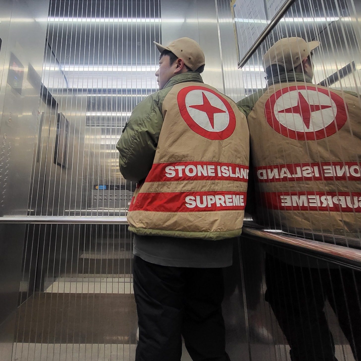 Supreme x Stone Island Reversible Down Puffer Jacket Olive - 23FW, Nike x Supreme Air Force 1 Low White 착용 스타일 - 2