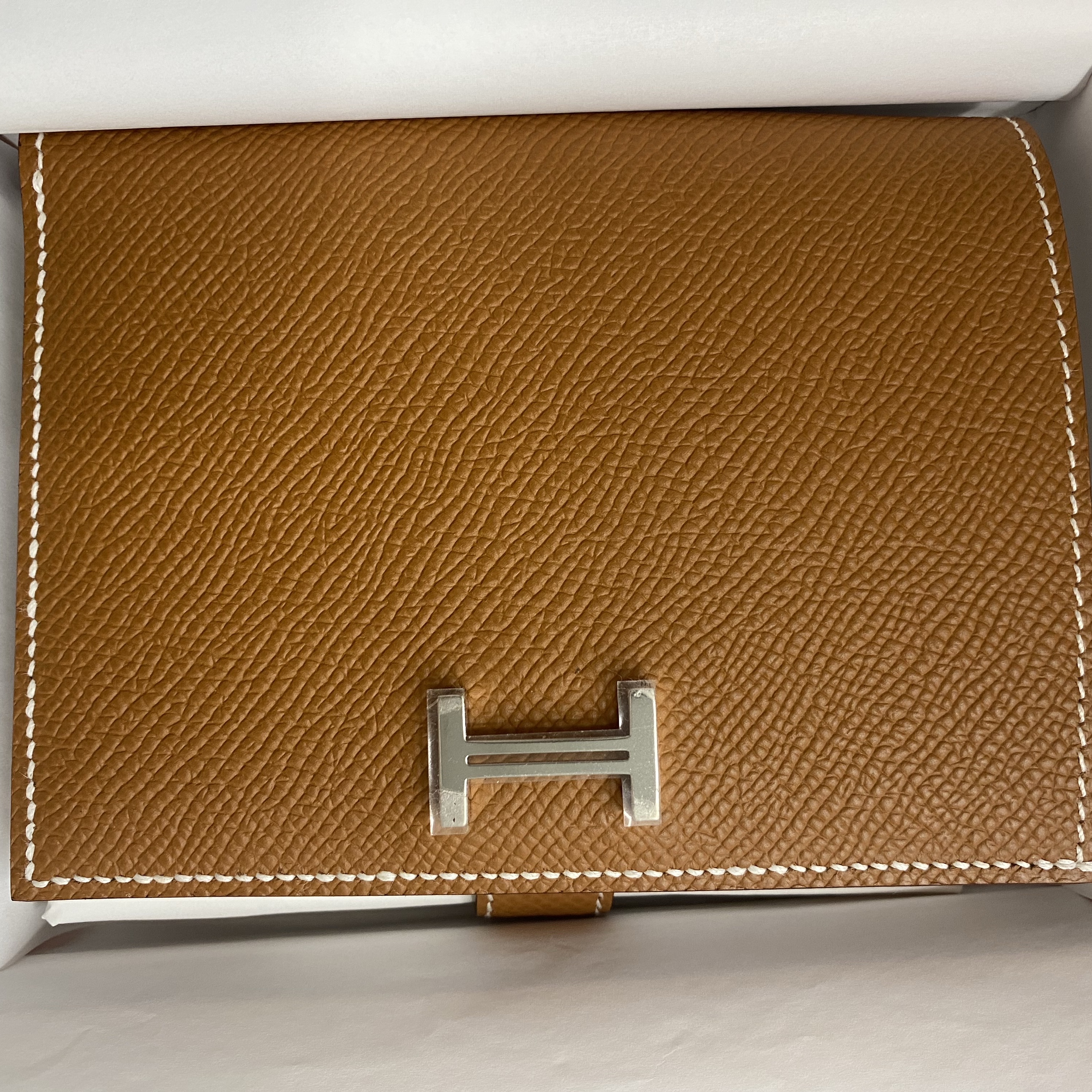 Hermes Bearn Compact Wallet Epsom & Palladium Gold 착용 스타일 - 1