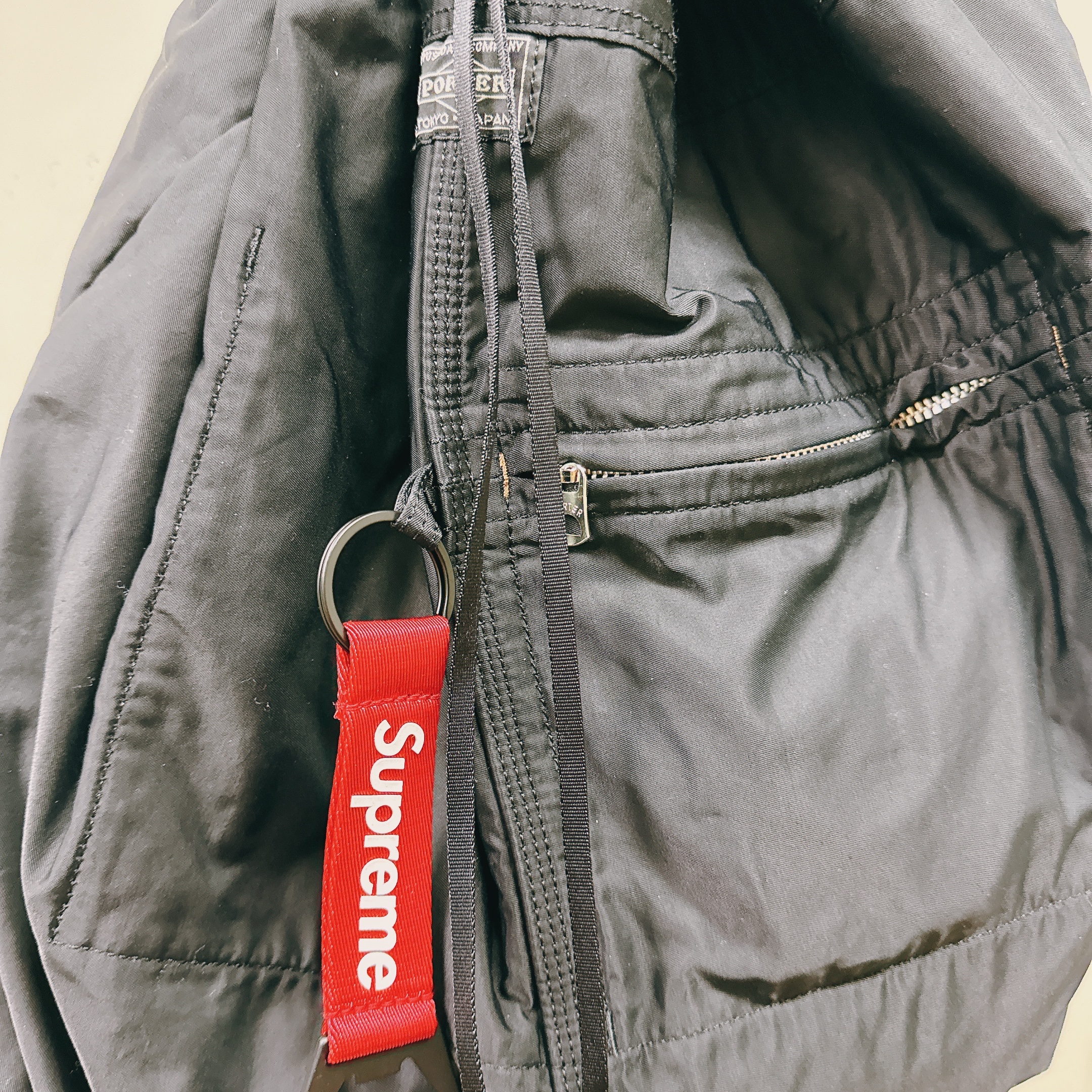 Supreme Bottle Opener Webbing Keychain Red - 21FW 착용 스타일 - 1