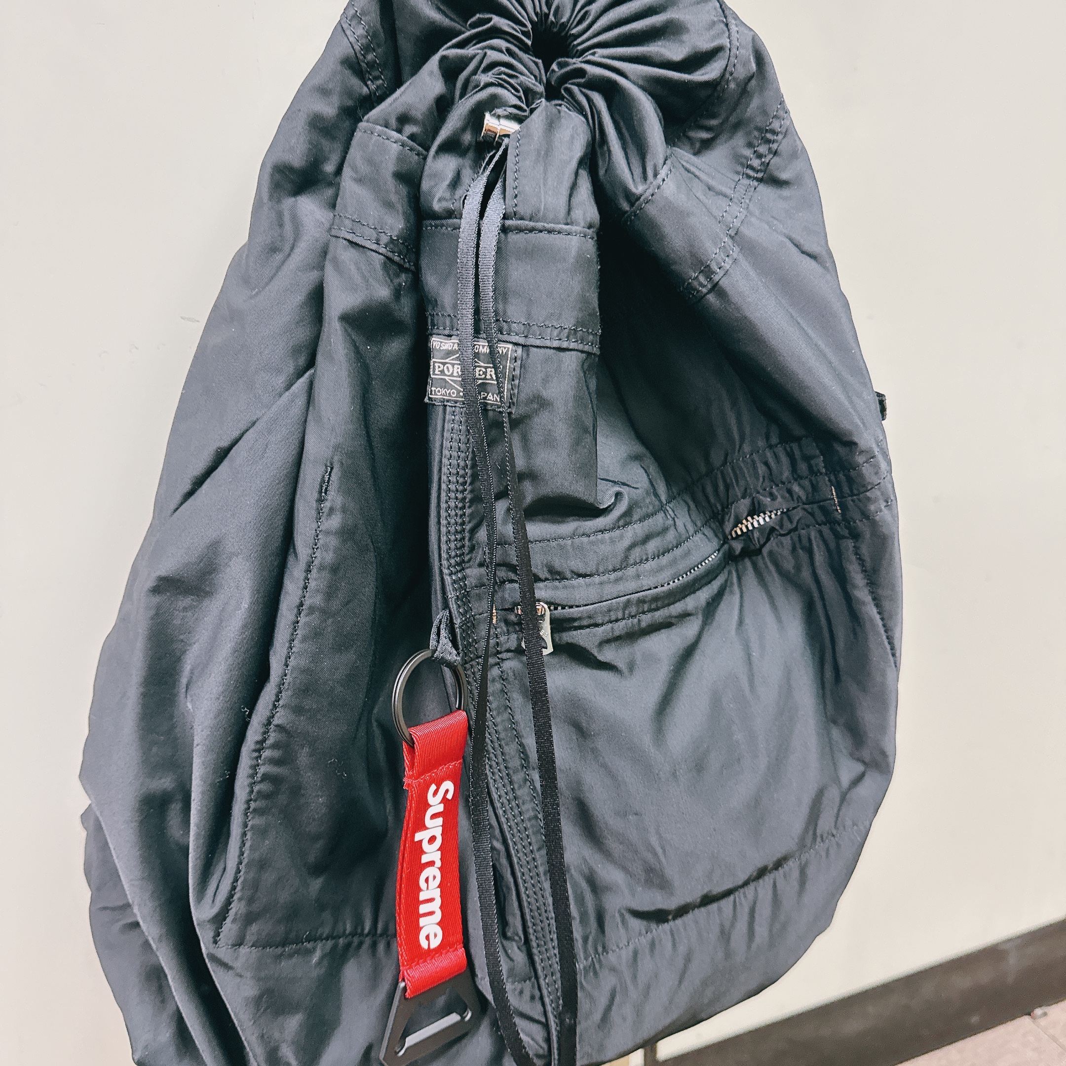 Supreme Bottle Opener Webbing Keychain Red - 21FW 착용 스타일 - 2