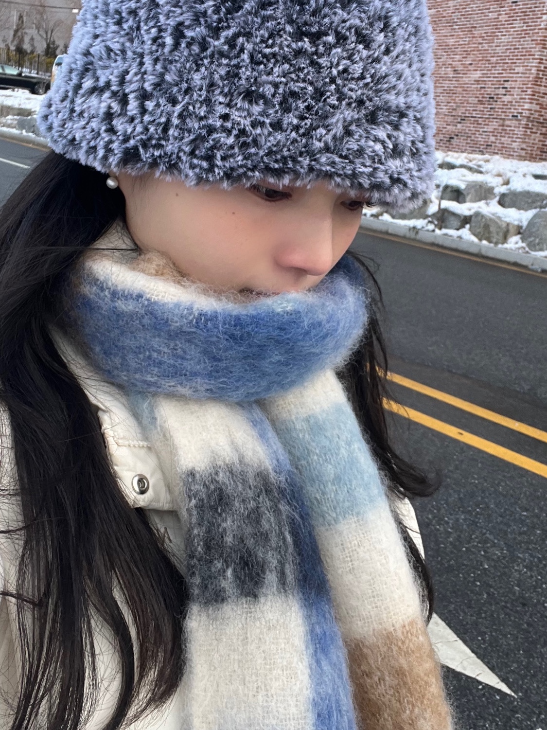 COS Oversized Mohair Blend Muffler Blue Brown Checked 착용 스타일 - 2