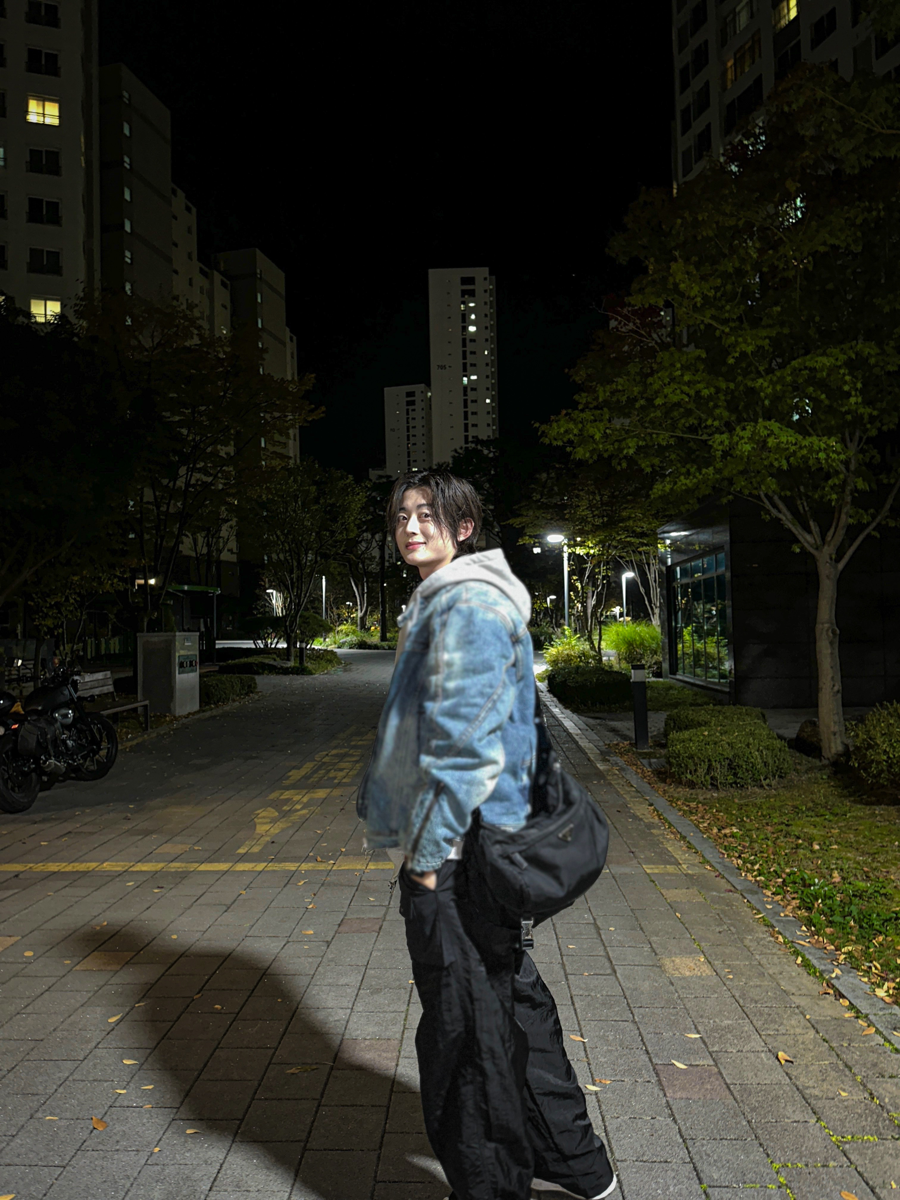 Maison Mihara Yasuhiro Blakey OG Sole Canvas Low-top Sneakers White, Prada Re-Nylon and Saffiano Leather Shoulder Bag Black 착용 스타일 - 2