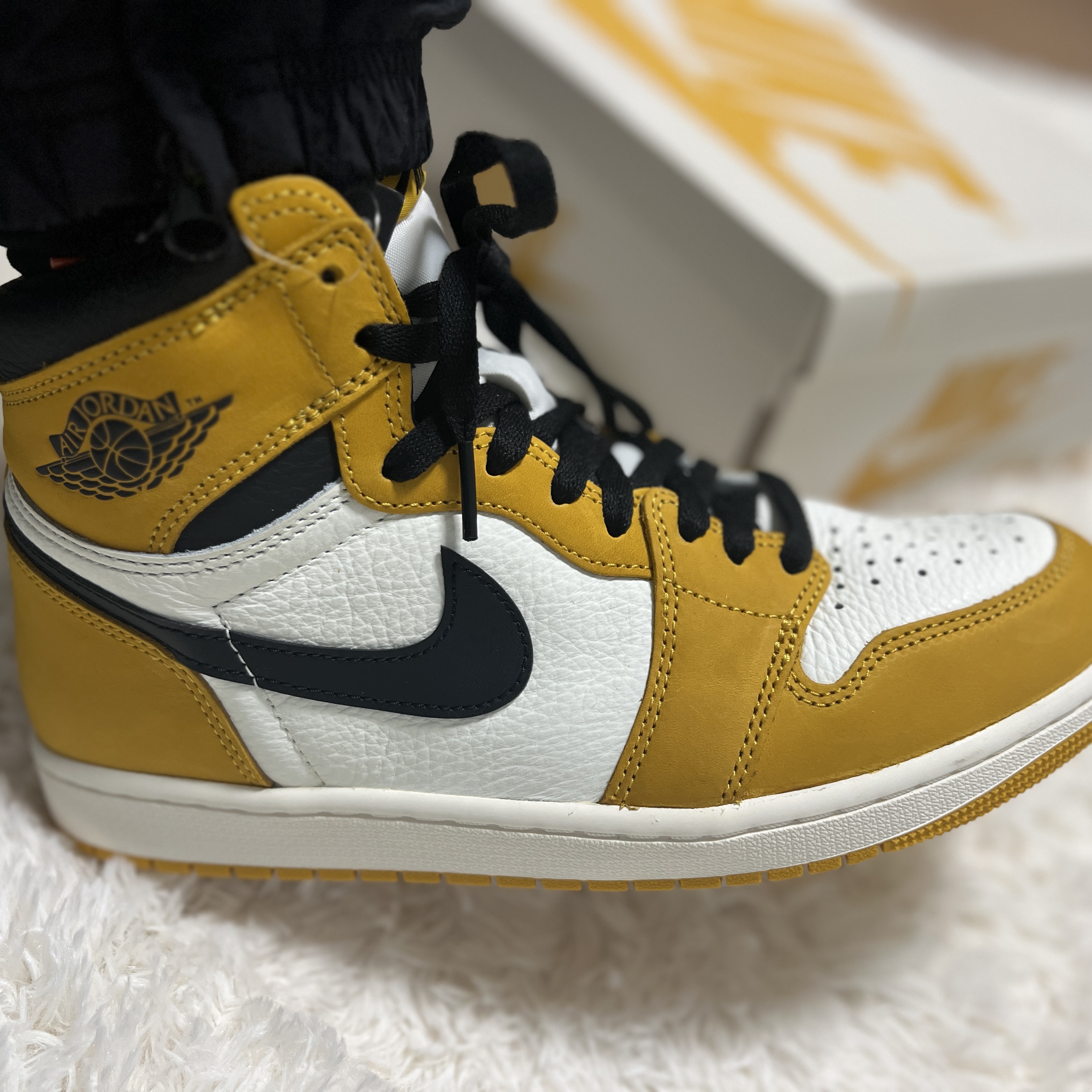 Jordan 1 Retro High OG Yellow Ochre 착용 스타일 - 1