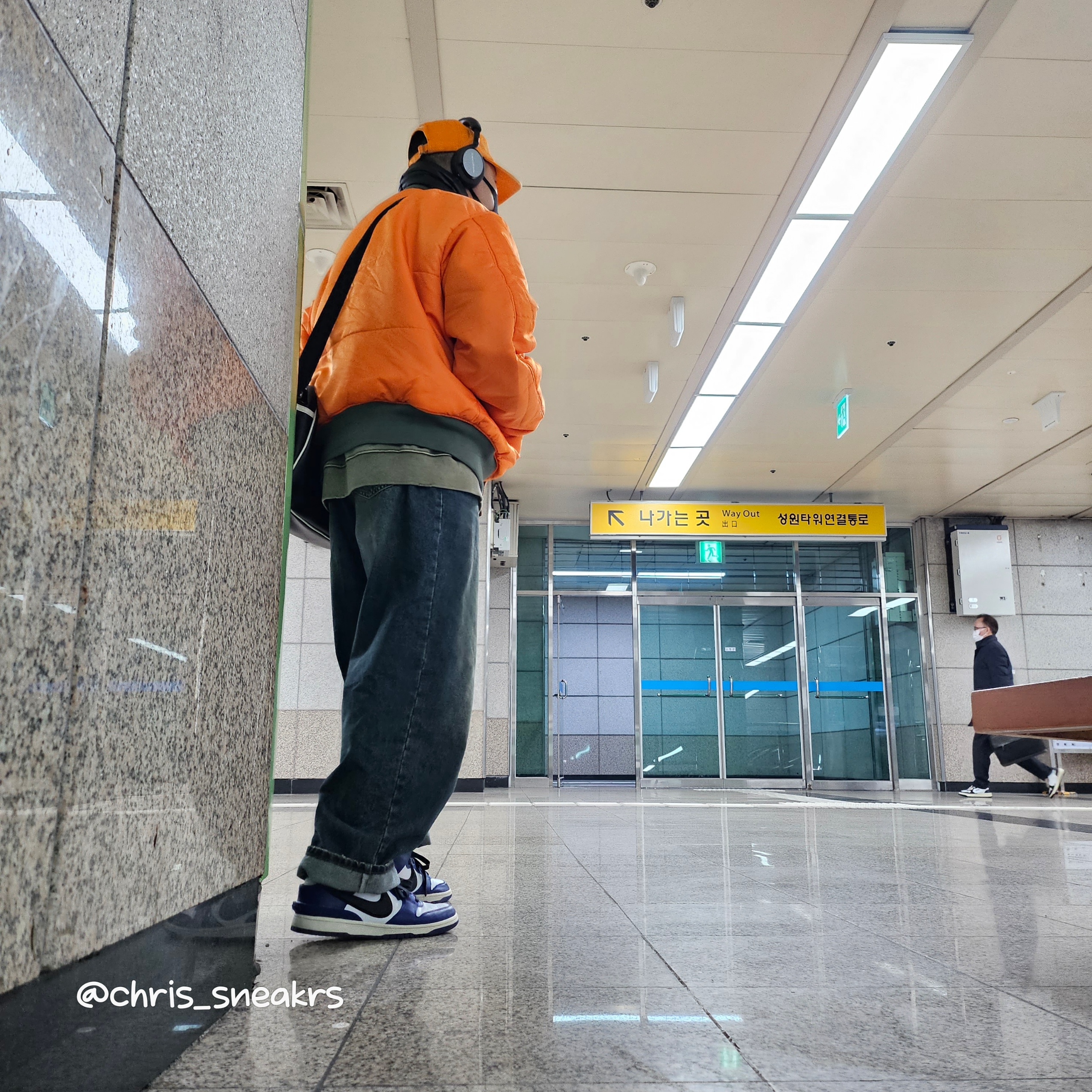 Supreme x Bounty Hunter MA-1 Jacket Olive - 23FW, Supreme Pigment Canvas S Logo 6-Panel Orange - 23SS 착용 스타일 - 2