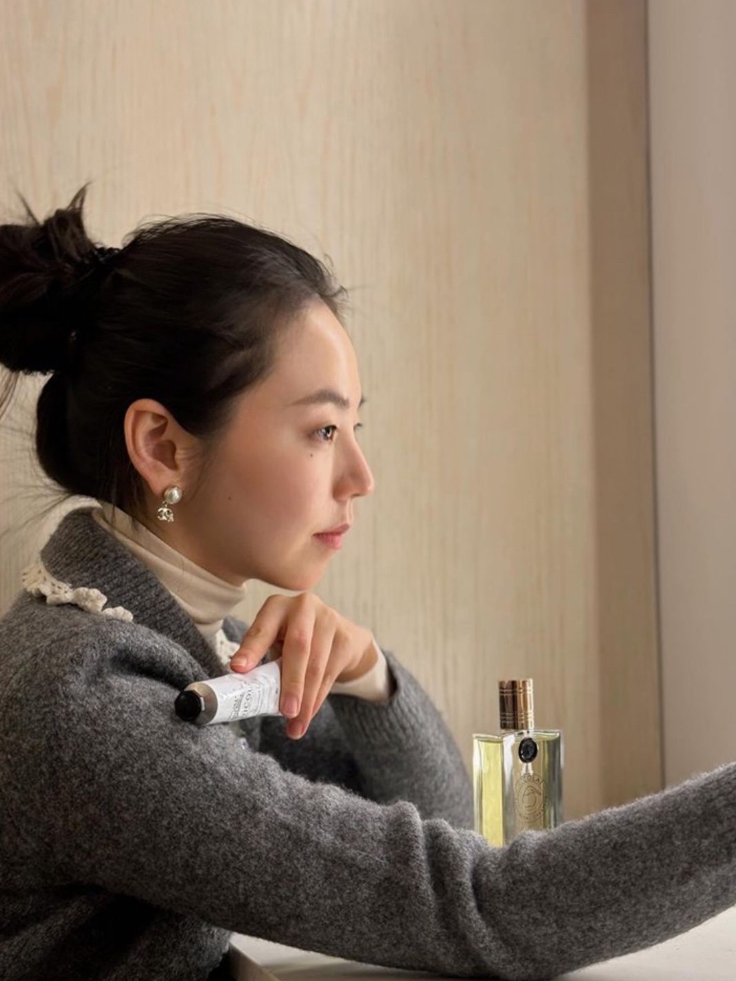 (W) Shushu/Tong Embroidered Flower Cardigan Grey 착용 스타일 - 3