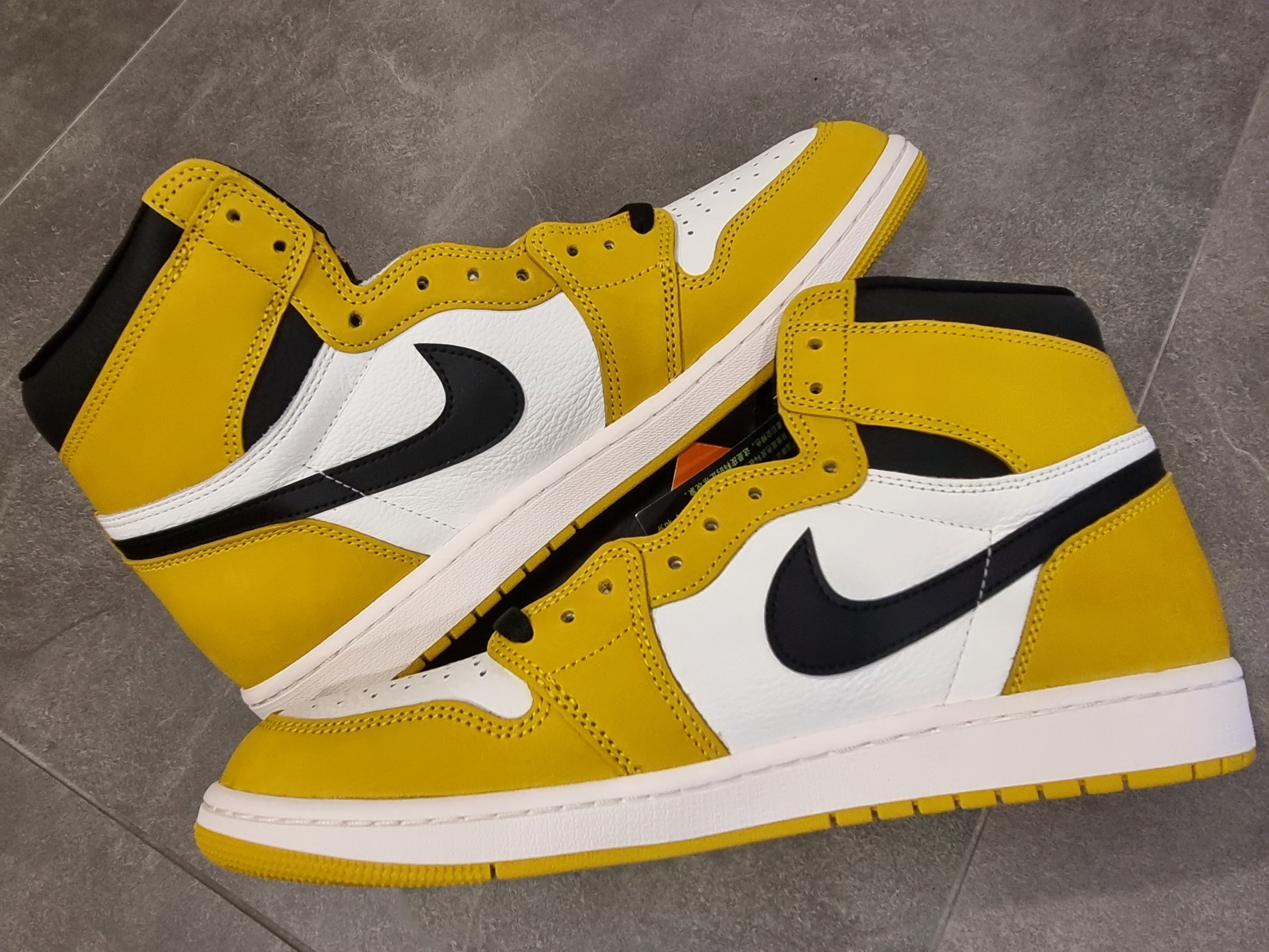 Jordan 1 Retro High OG Yellow Ochre 착용 스타일 - 4