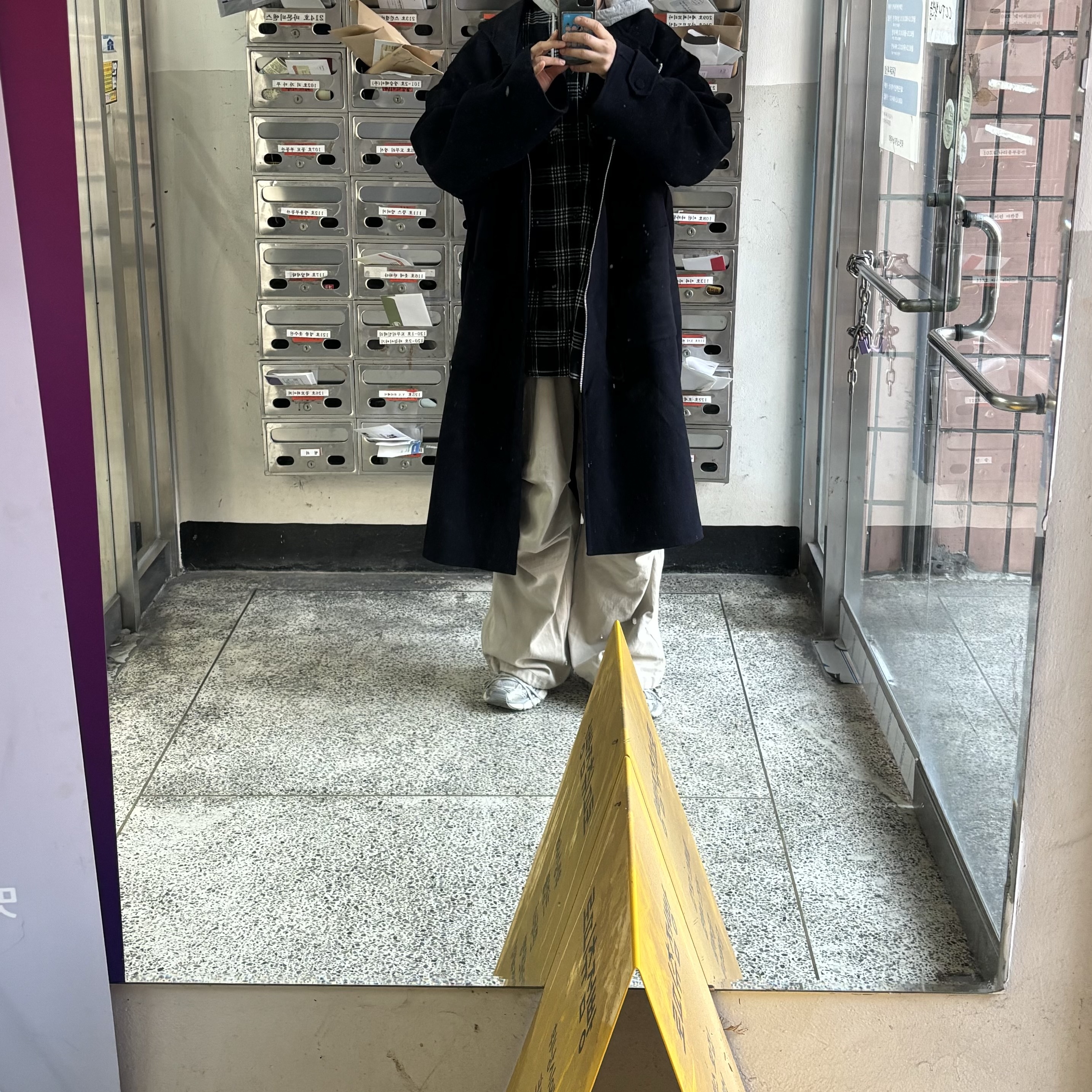 Project G/R Reversible Hooded Check Shirt Black, Nonnod Side Zip Cargo Pants Beige 착용 스타일 - 1