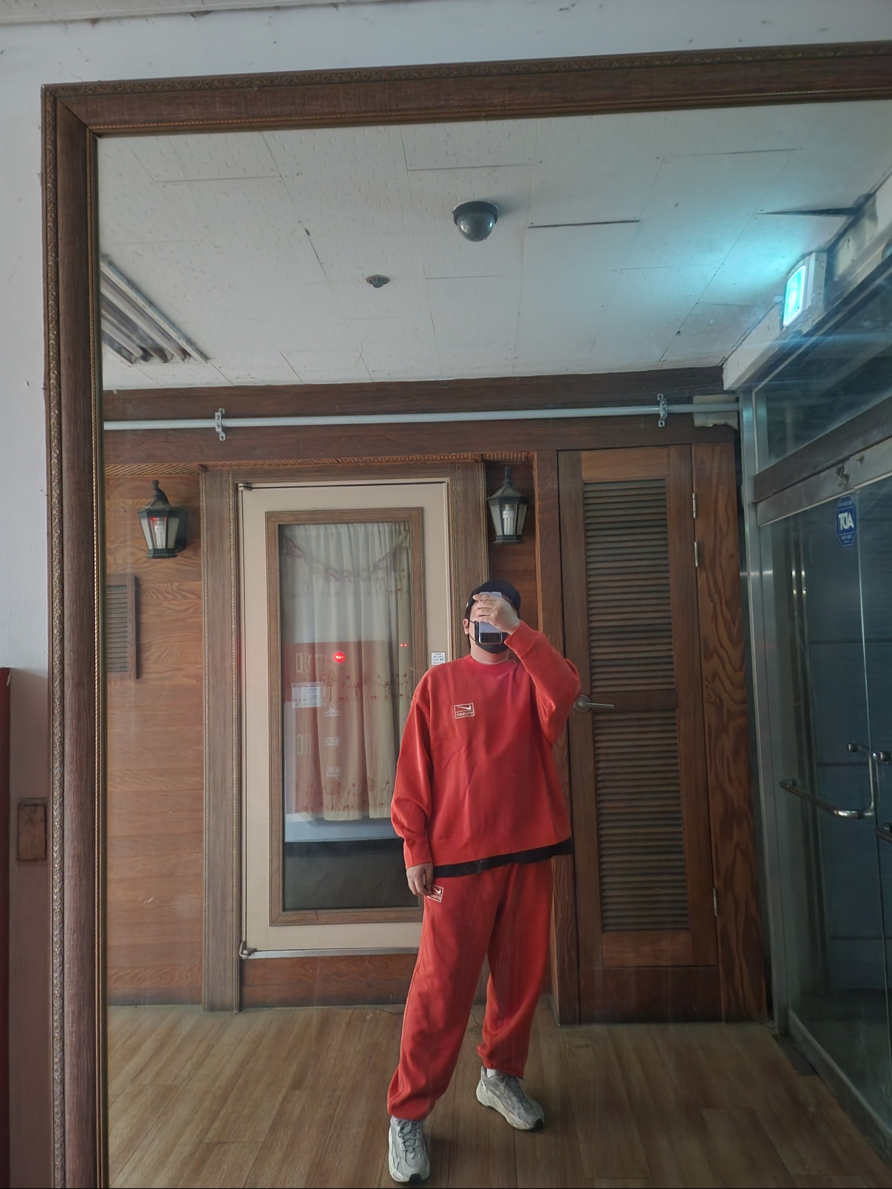 Nike x Stussy Pigment Dyed Fleece Crewneck Habanero Red (FQ3015-642), Nike x Stussy Pigment Dyed Fleece Pants Habanero Red (FJ9157-642) 착용 스타일 - 1