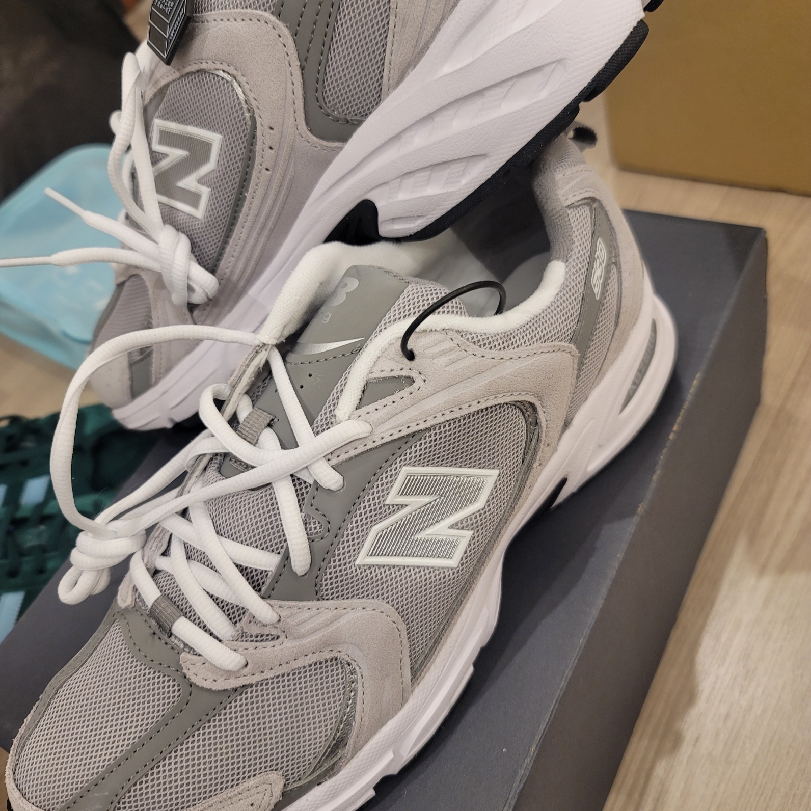 New Balance 530 Grey 착용 스타일 - 1