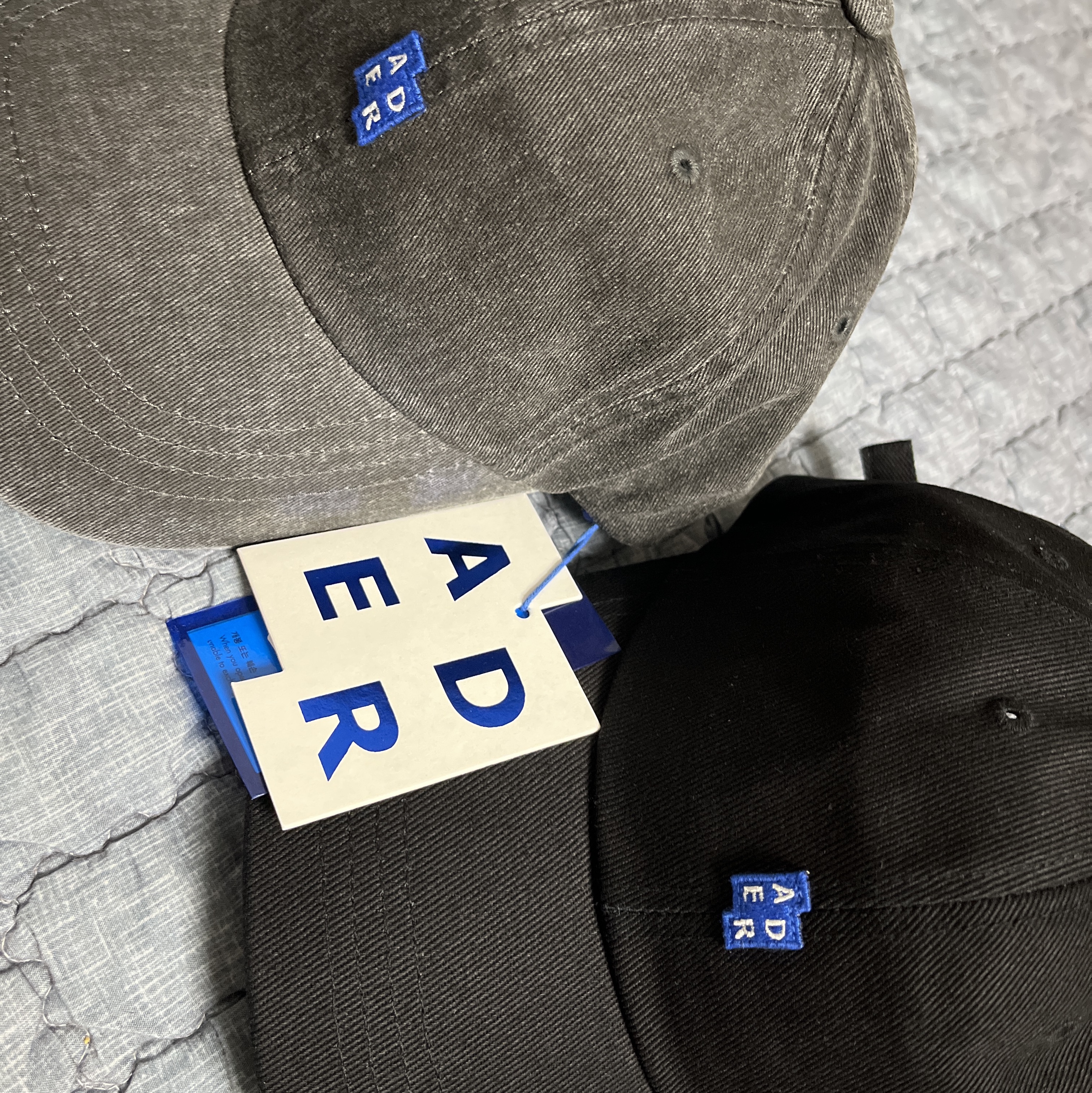 Ader Error Sig; TRS Tag Cap 01 Noir, Ader Error Sig; TRS Tag Cap 01 Charcoal 착용 스타일