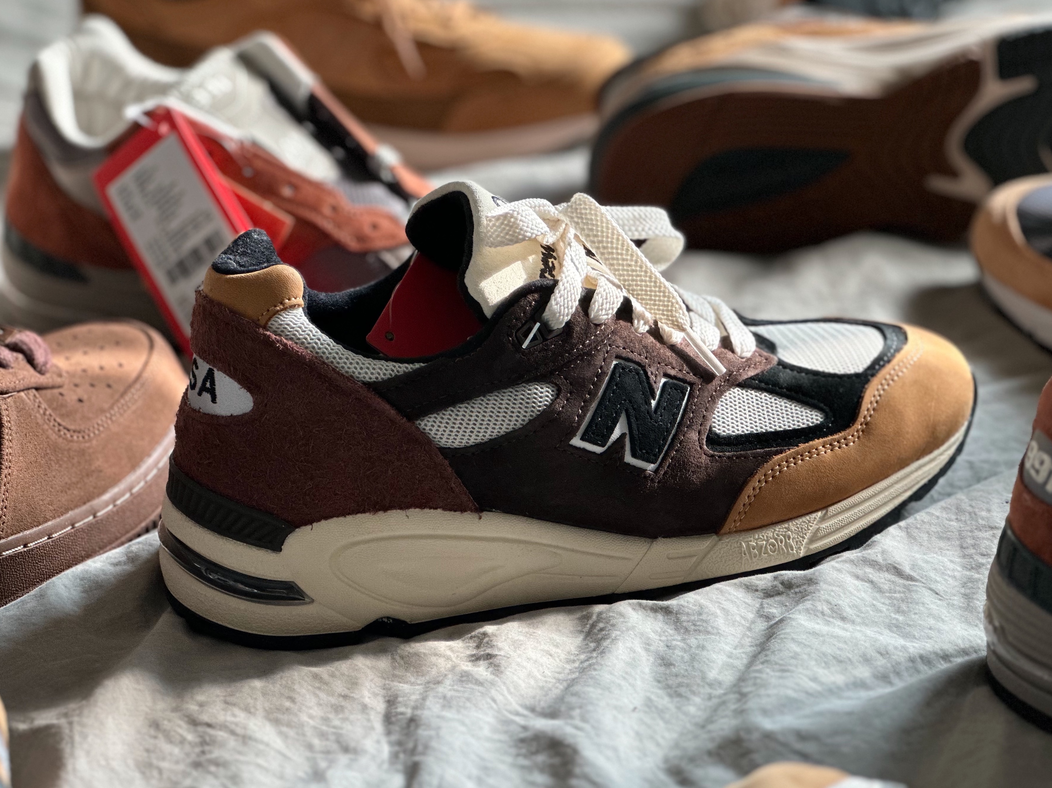 뉴발란스 992 메이드 인 USA 브라운, 뉴발란스 x 칼하트 WIP 990v6 메이드 인 USA 해밀턴 브라운 밀리터리 그린 착용 스타일 - 2