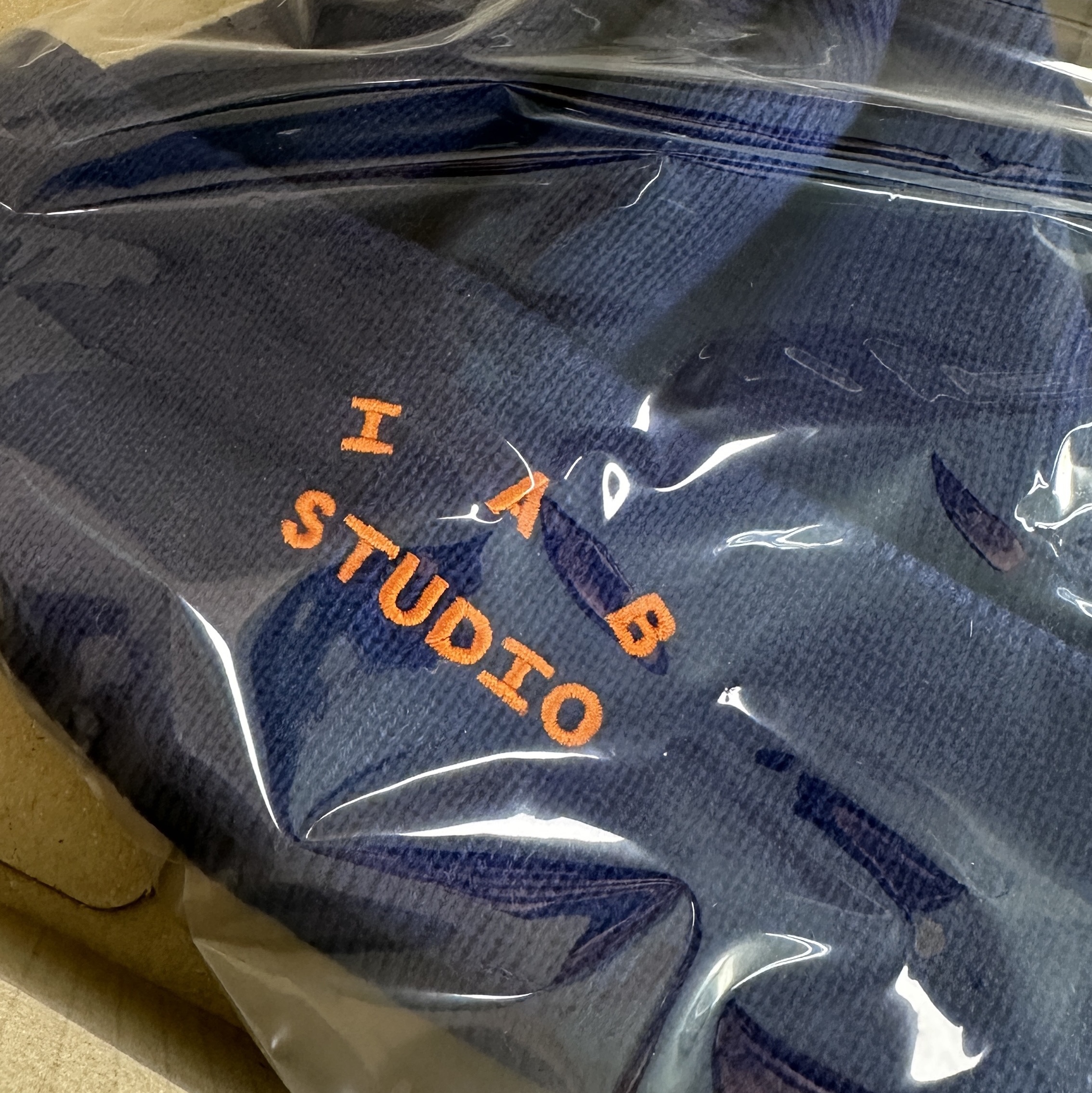 IAB Studio Beanie Blueberry Orange 착용 스타일