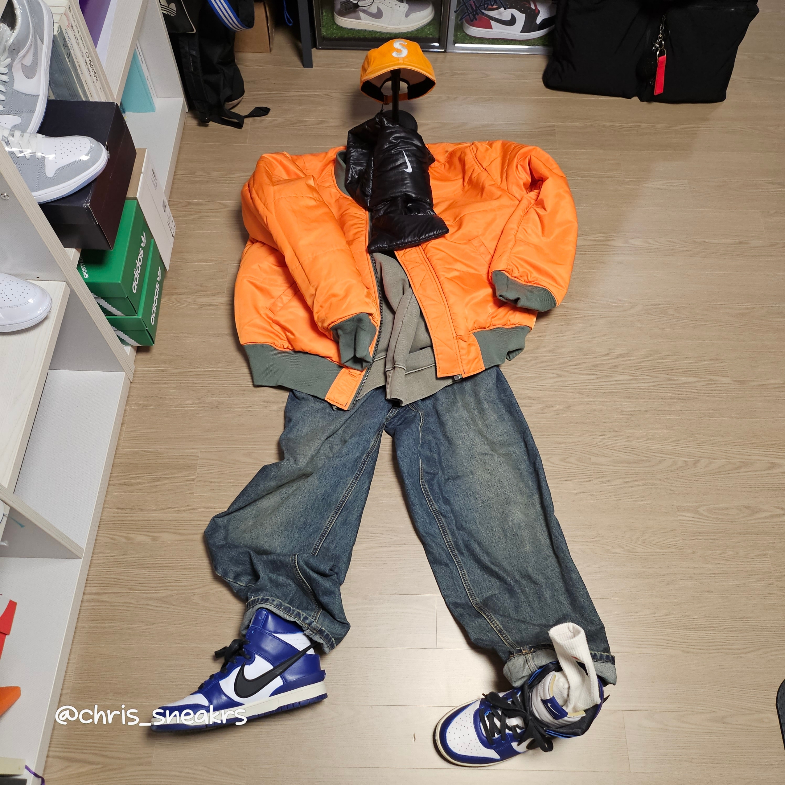 Supreme x Bounty Hunter MA-1 Jacket Olive - 23FW, Supreme Pigment Canvas S Logo 6-Panel Orange - 23SS 착용 스타일 - 3