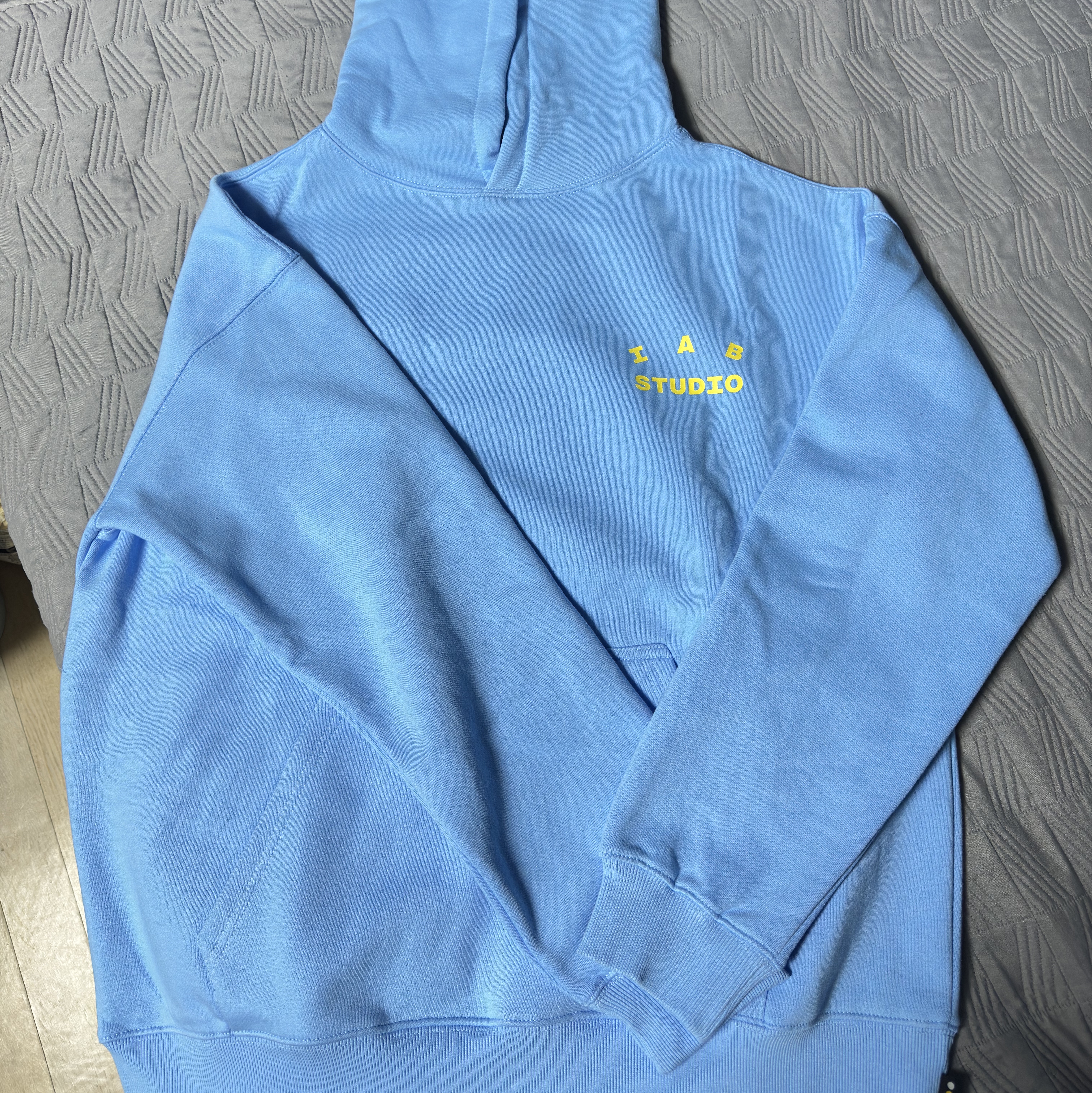 IAB Studio Hoodie Sky Blue Lemon 착용 스타일 - 1