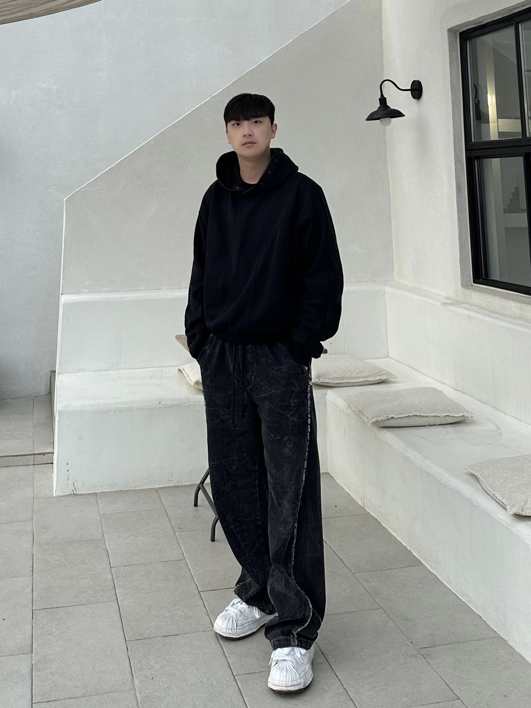 Maison Mihara Yasuhiro Blakey OG Sole Leather Low-top Sneakers White 착용 스타일 - 1