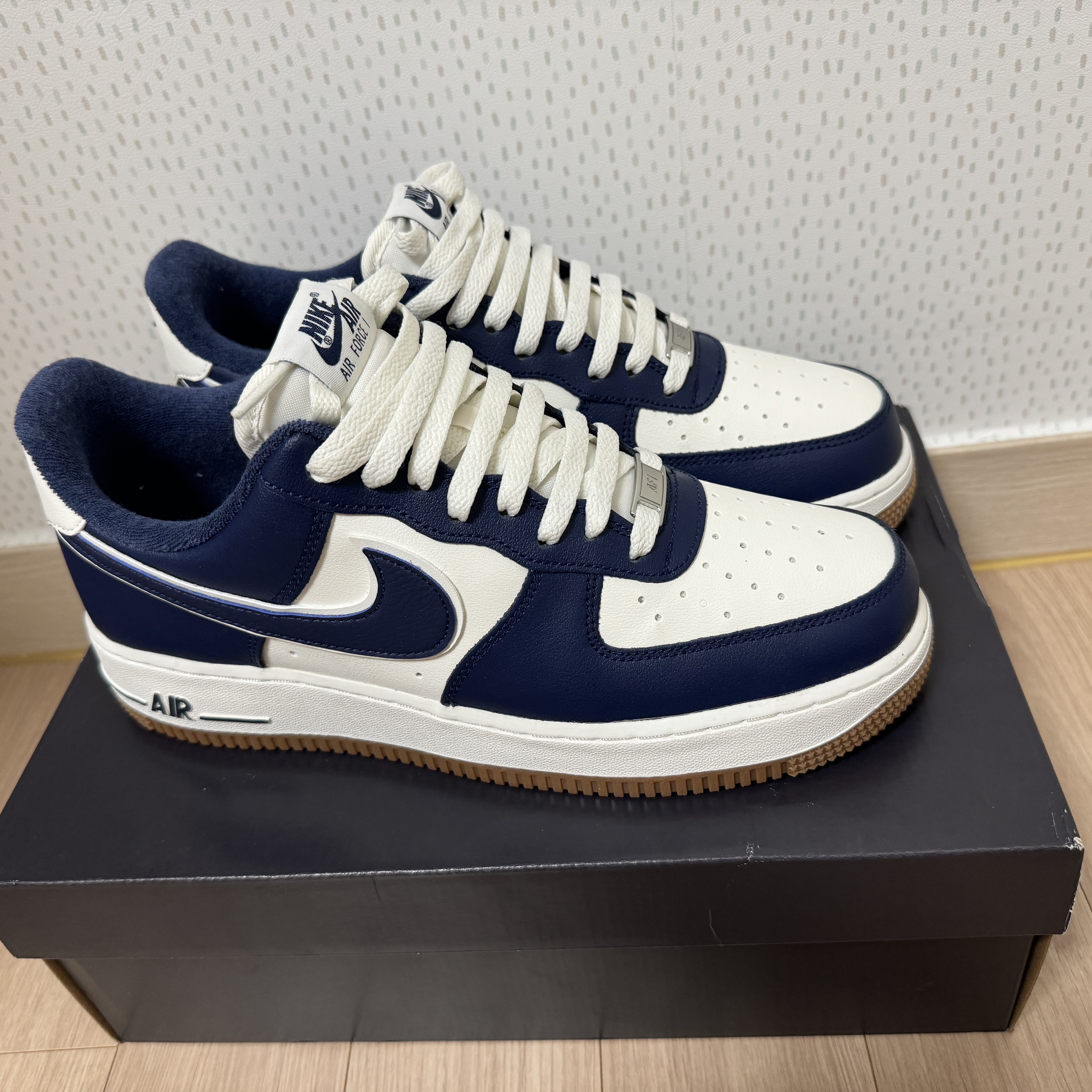 Nike Air Force 1 '07 LV8 Midnight Navy 착용 스타일