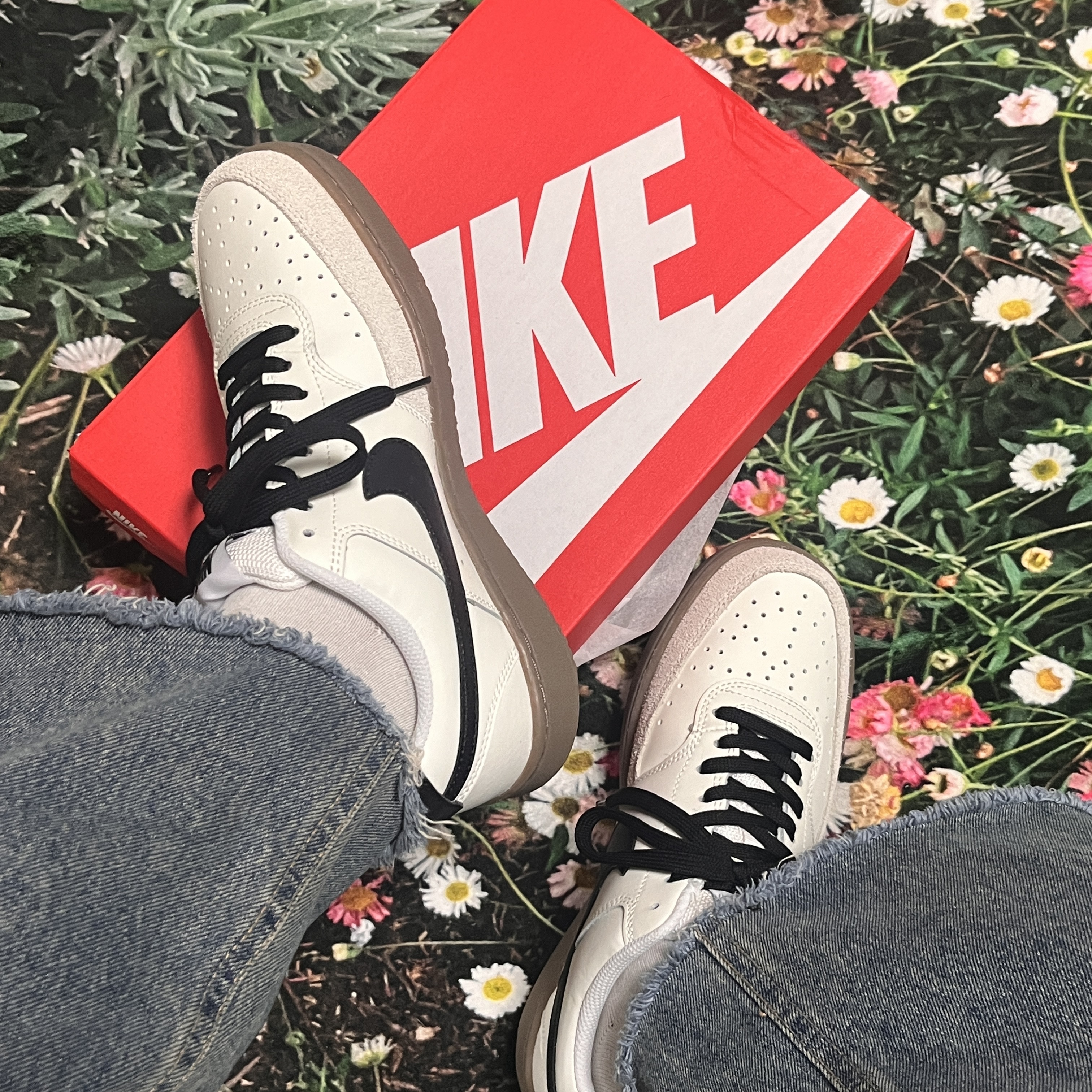 Nike Court Vision Low Sail Light Orewood Brown 착용 스타일 - 2