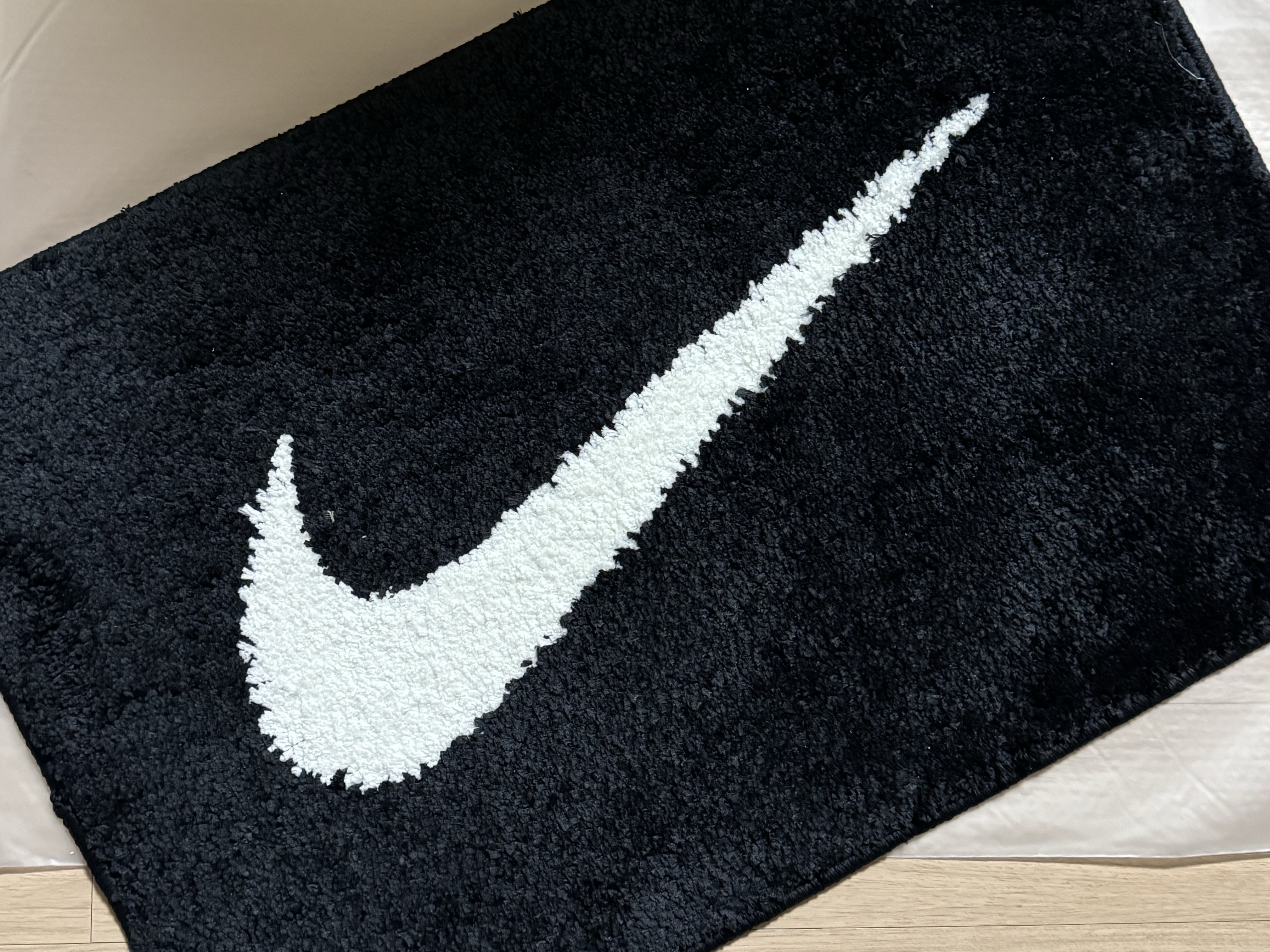 Nike Swoosh Rug Black White 착용 스타일