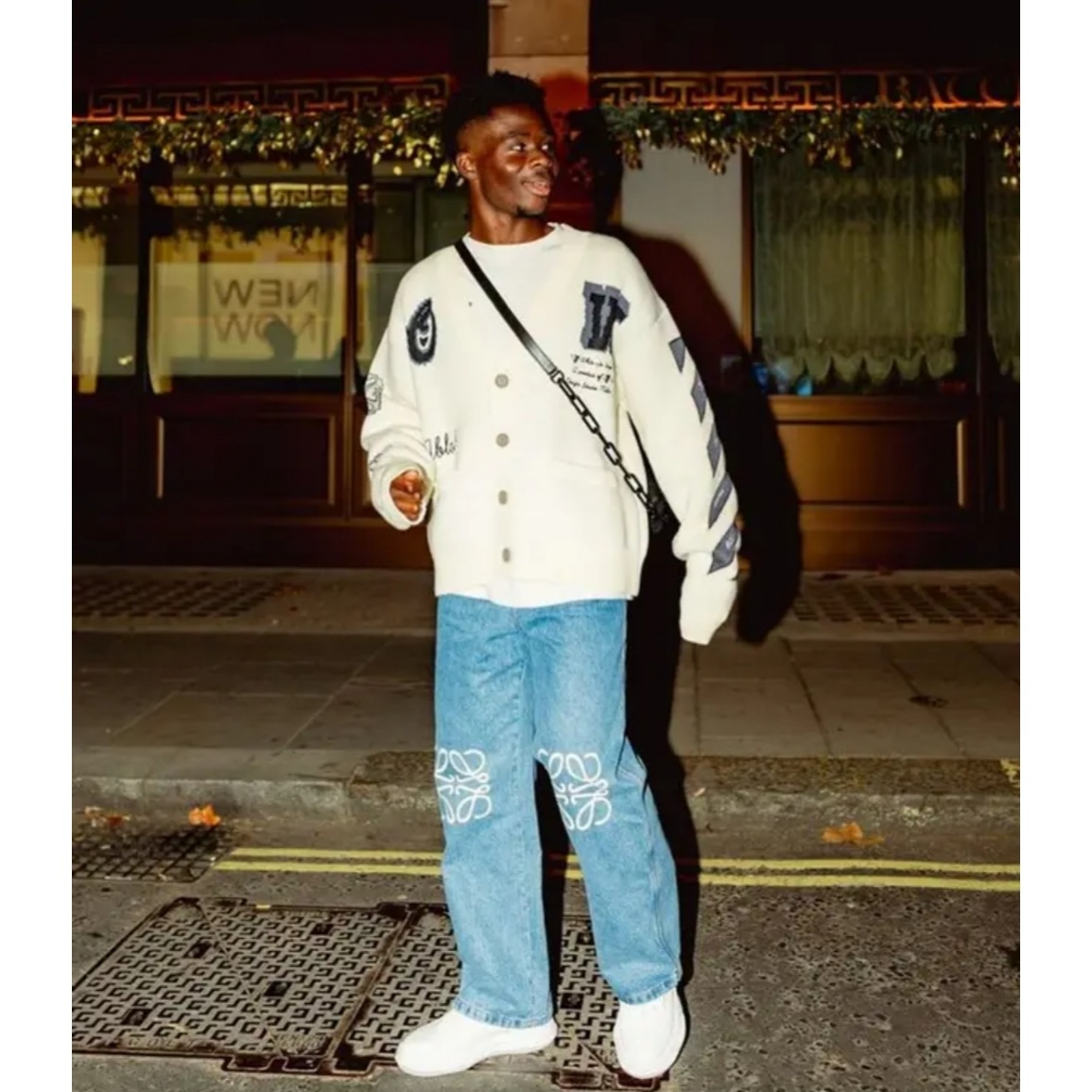 Loewe Anagram baggy jeans Mid Blue Denim 착용 스타일 - 2