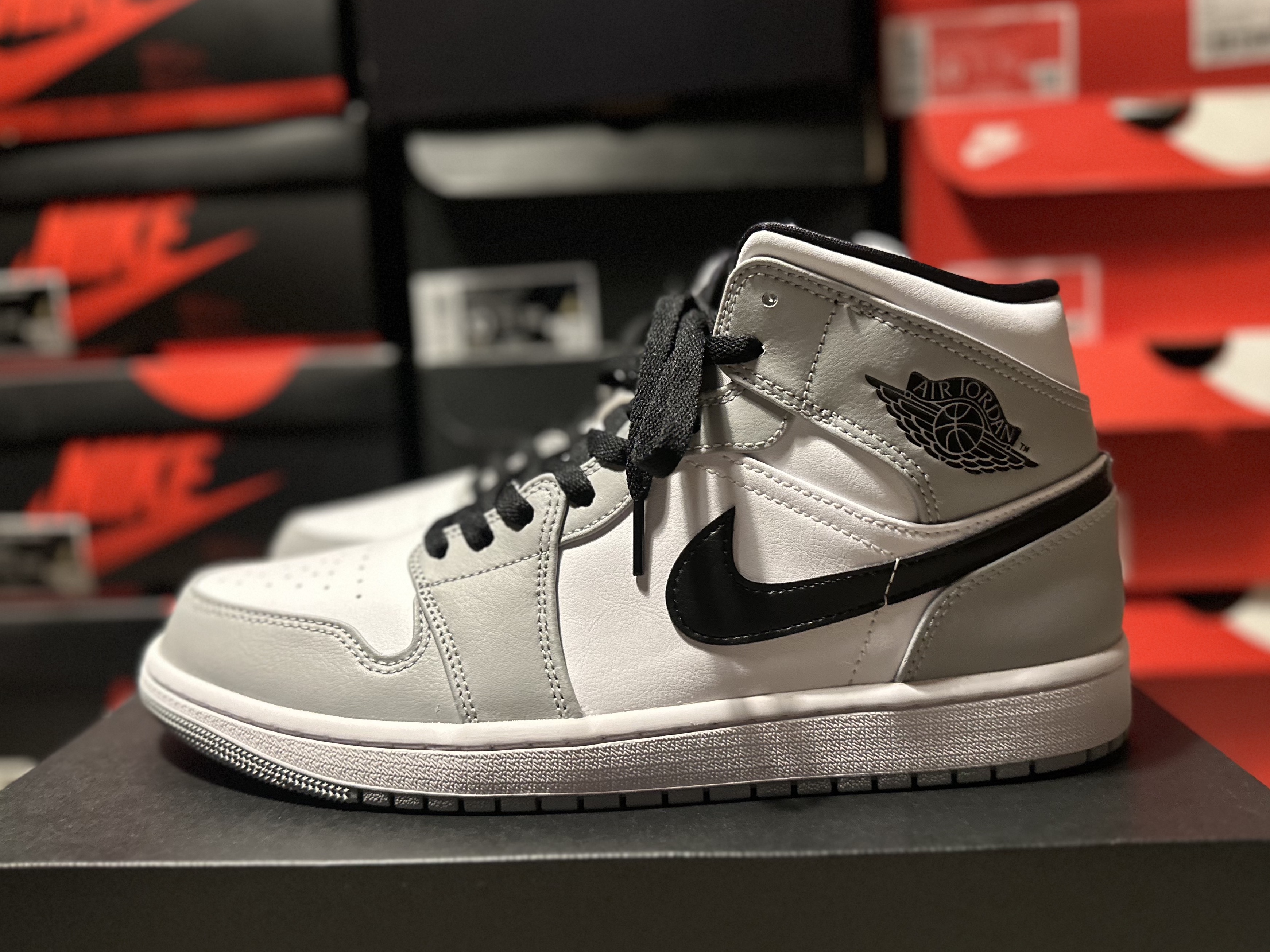 Jordan 1 Mid Light Smoke Grey 착용 스타일 - 3