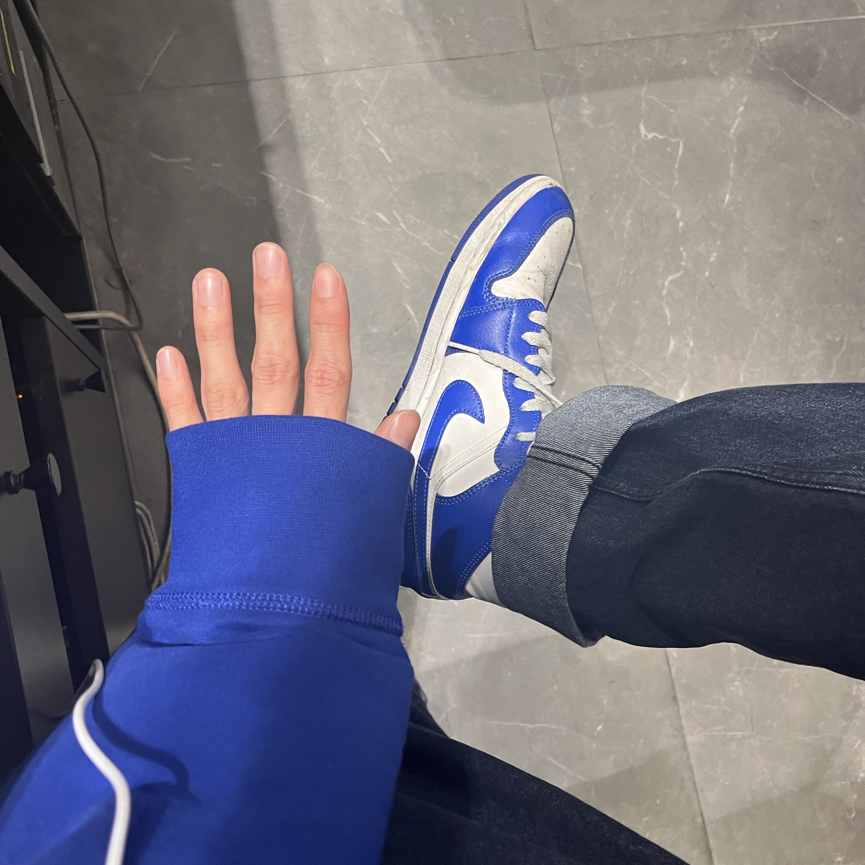 (W) Jordan 1 Mid White Hyper Royal 착용 스타일