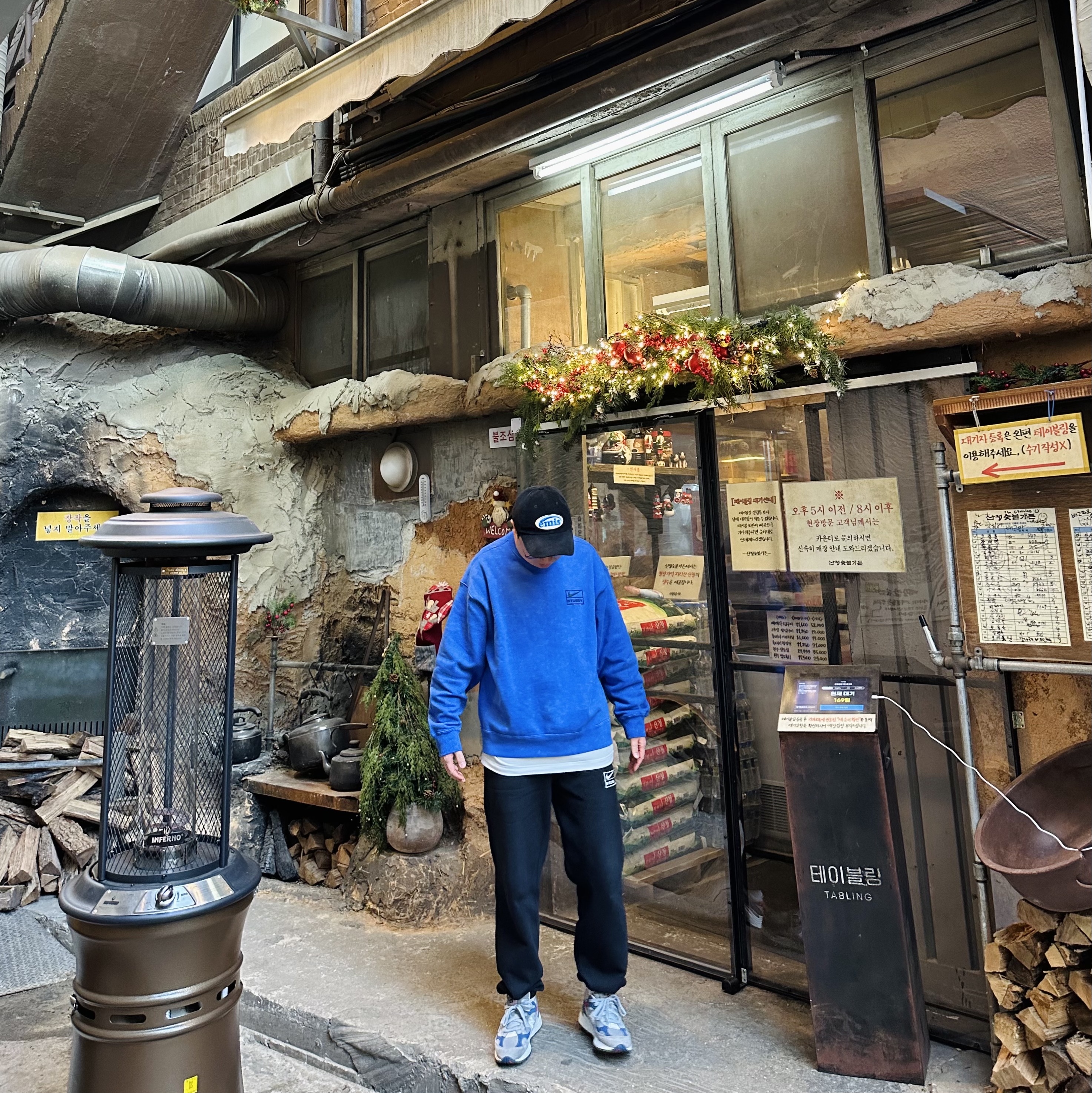 Emis Corduroy Wappen Ball Cap Black, Nike x Stussy NRG Acid Washed Crewneck Game Royal (DR4024-480) 착용 스타일 - 2