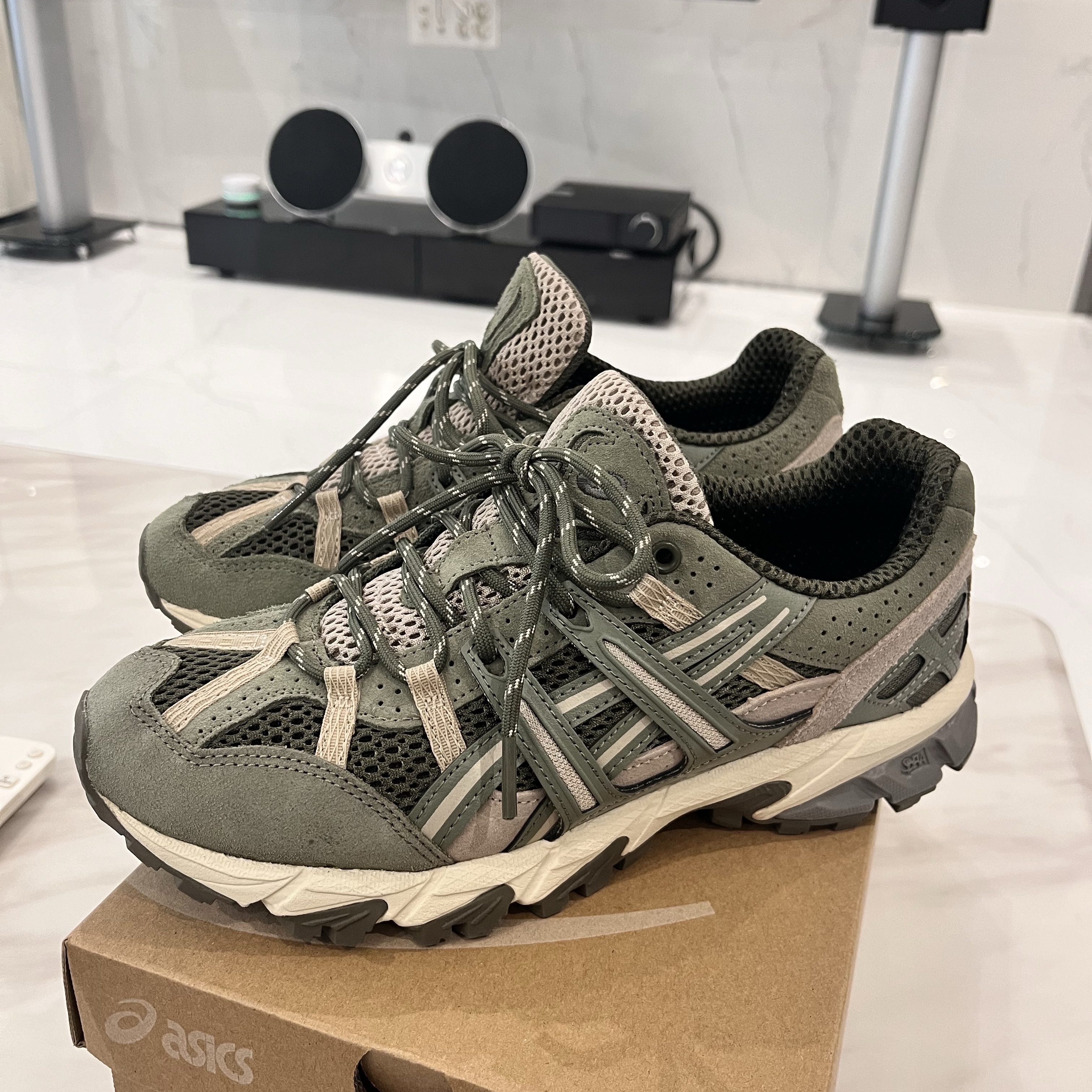 Yeezy Gap Engineered By Balenciaga Round Jacket 2 Black, Asics Gel-Sonoma 15-50 Mantle Green Lichen Green 착용 스타일 - 2