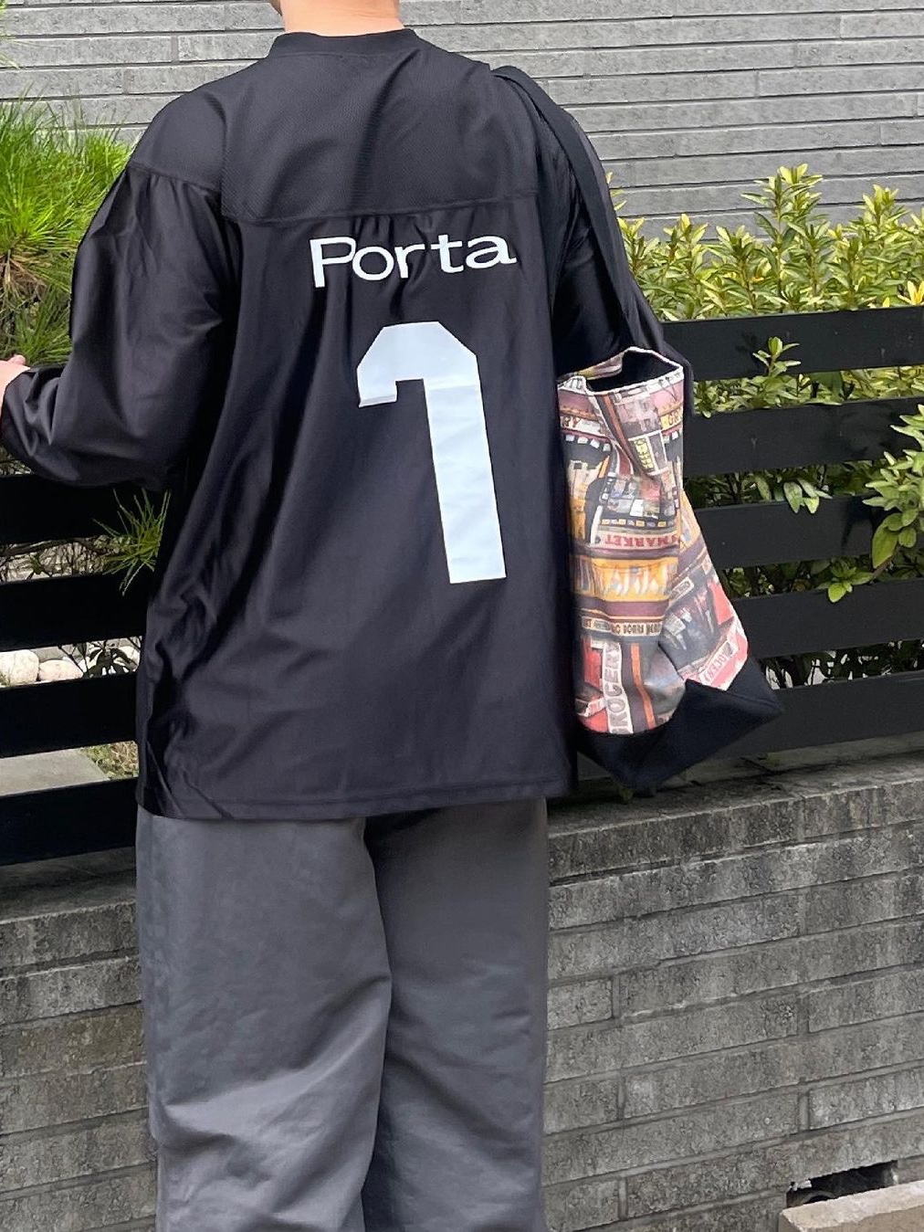 [KREAM 단독] Porta Metallic Number Soccer Tee Black, [KREAM 단독] Porta Metallic Number Soccer Tee Silver 착용 스타일