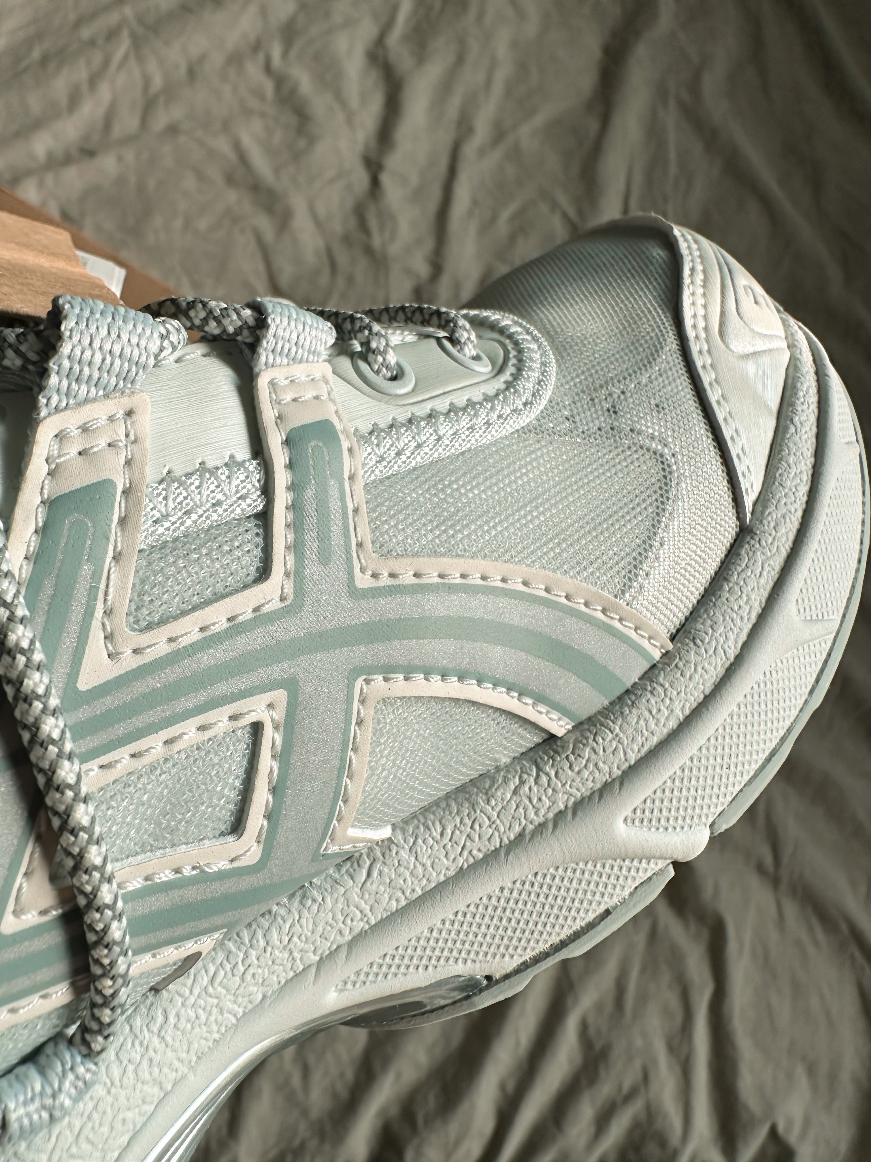 Asics x Atmos x Ojos Gel-1130 RE Glacier Grey Pure Silver 착용 스타일 - 6