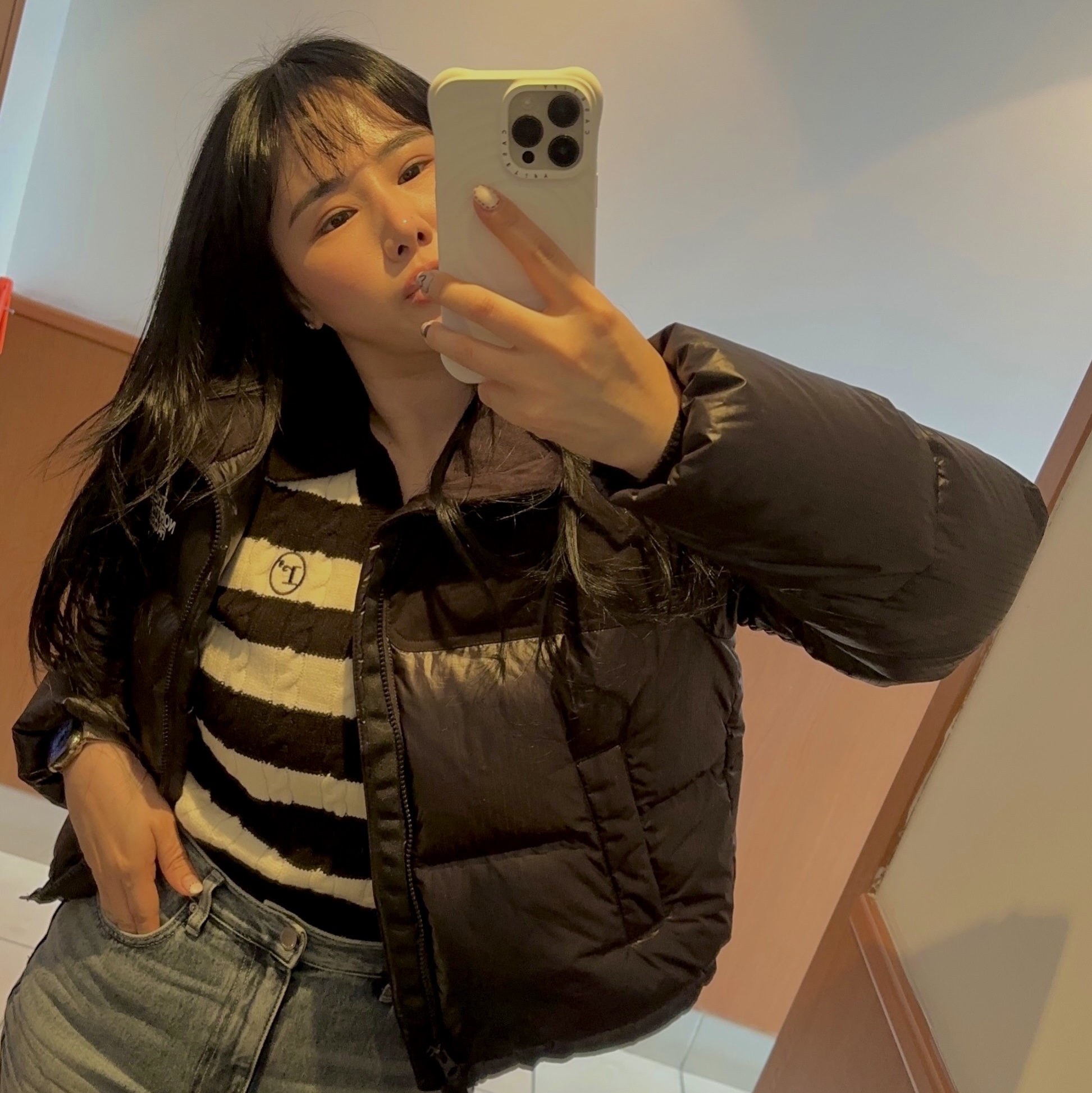 (W) The North Face White Label Novelty Nuptse Down Jacket Black 착용 스타일 - 2