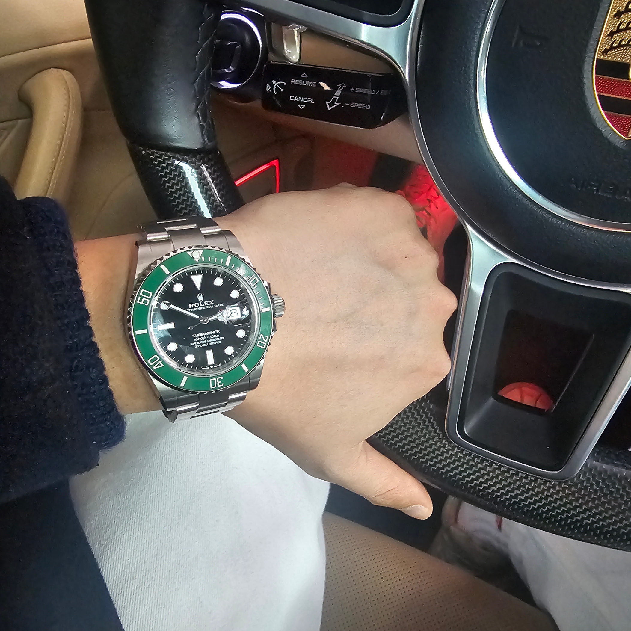 롤렉스 서브마리너 데이트 41mm 126610LV 블랙 오이스터 착용 스타일 - 1