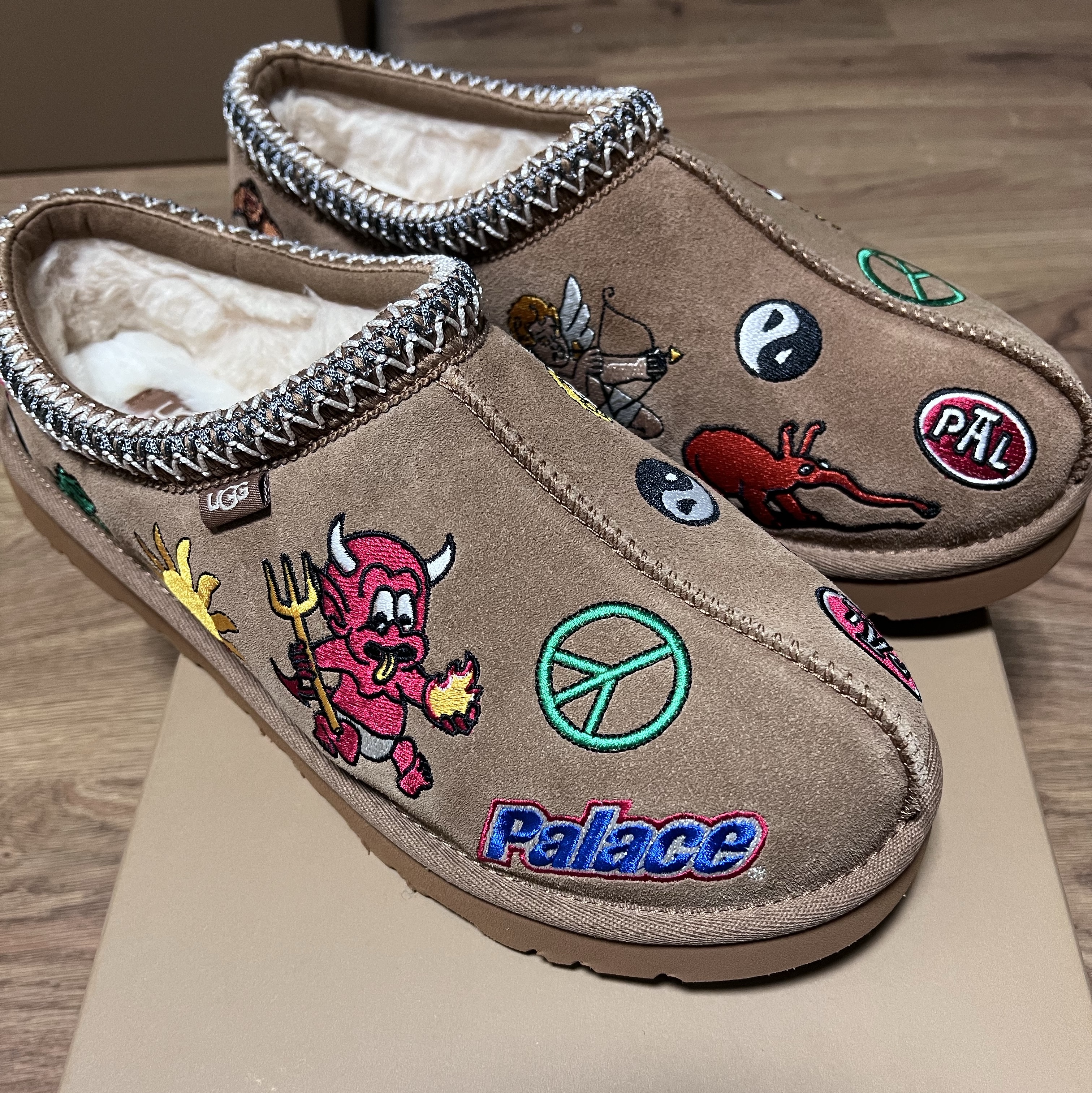 UGG x Palace Tasman Slipper Chestnut 착용 스타일 - 1