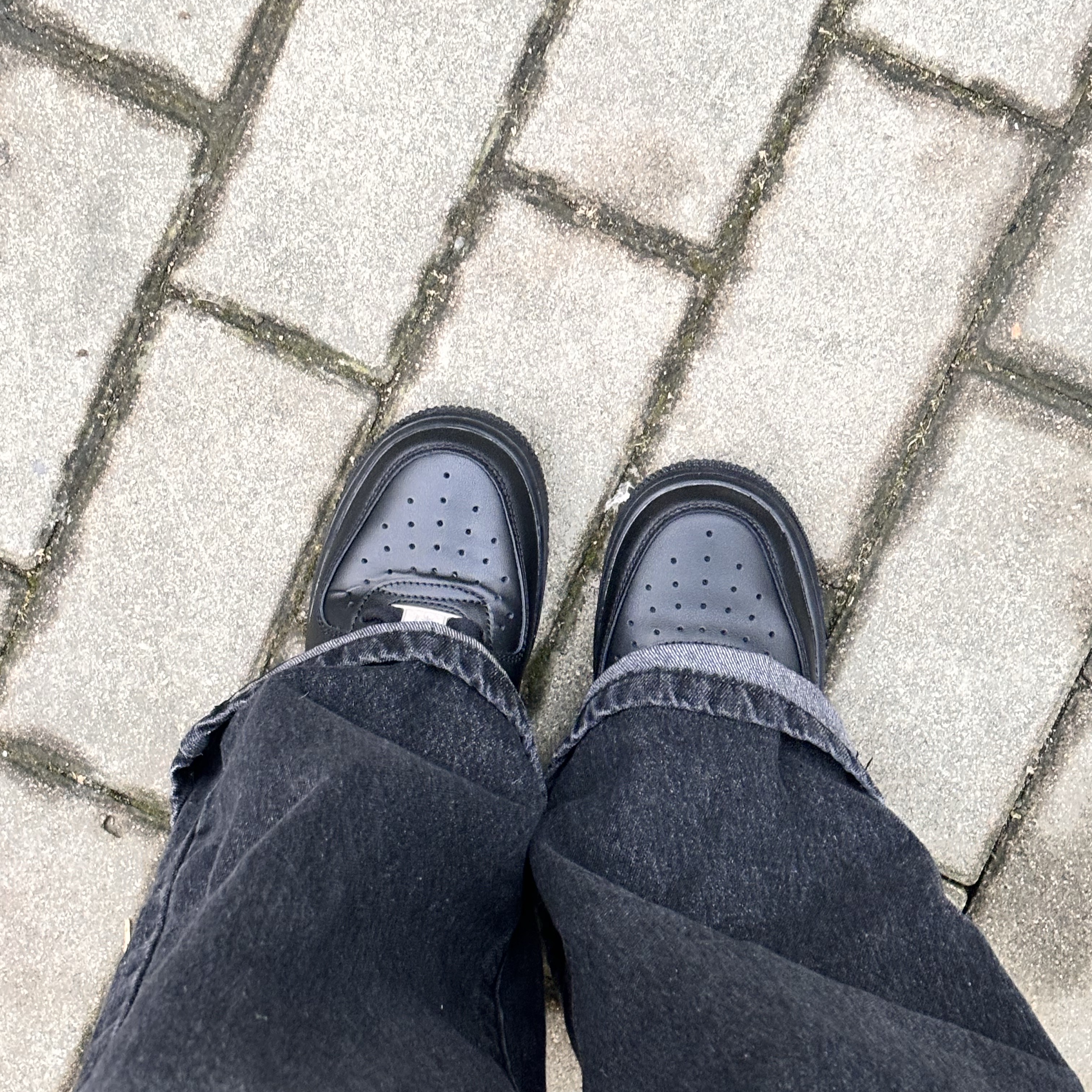 (W) Nike Air Force 1 '07 Low Triple Black 착용 스타일