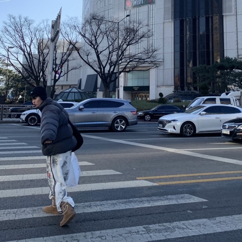 어그 x 텔파 로고 미니 체스트넛, 노스페이스 플리스 이어머프 비니 블랙 착용 스타일 - 3