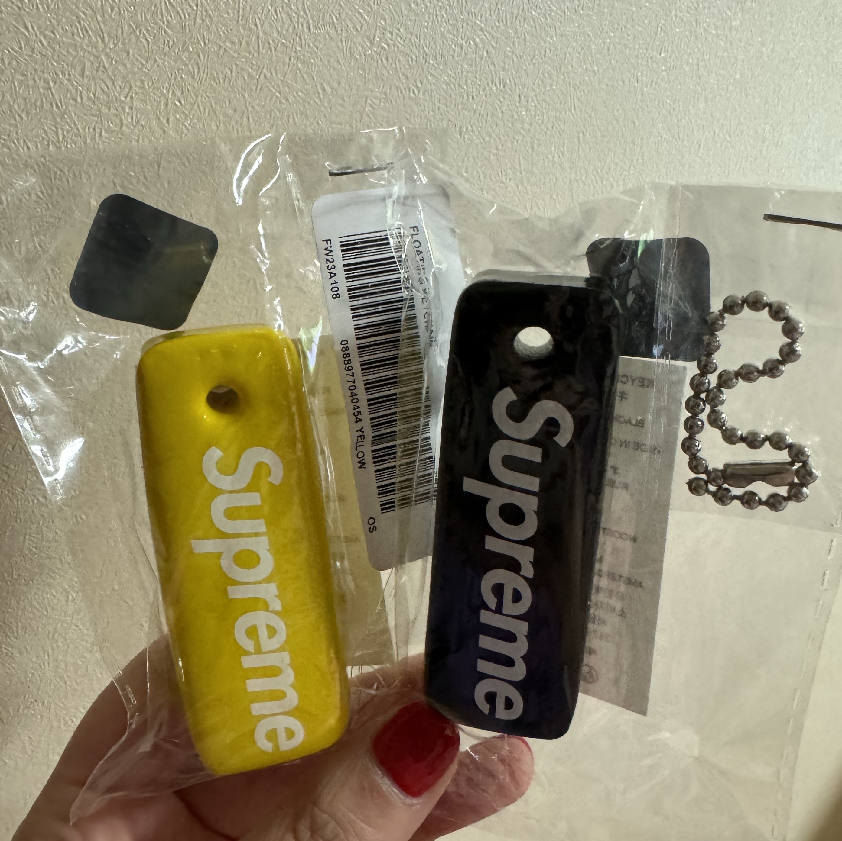 Supreme Floating Keychain Yellow - 23FW, Supreme Floating Keychain Black - 23FW 착용 스타일