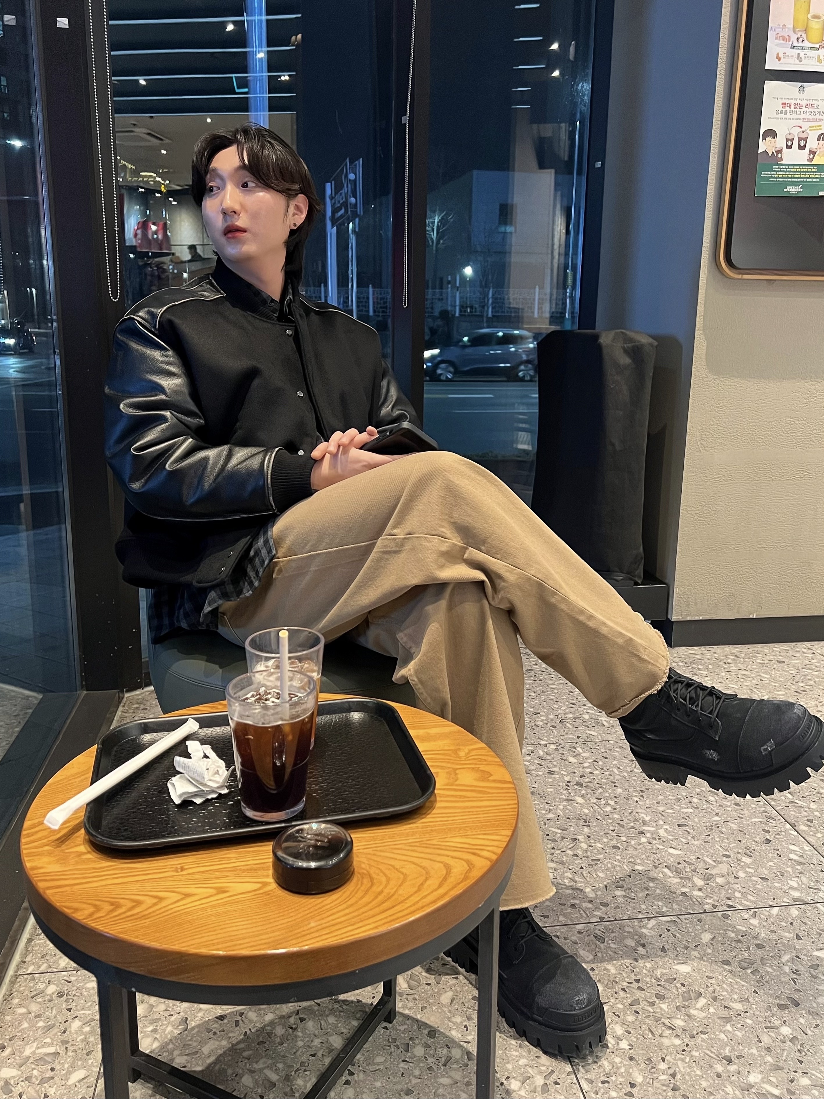 발렌시아가 컴뱃 스트라이크 20mm 부츠 블랙, 언더마이카 트론리 백 로고 크롭 셔츠 스모크드 펄 - 23FW 착용 스타일 - 1