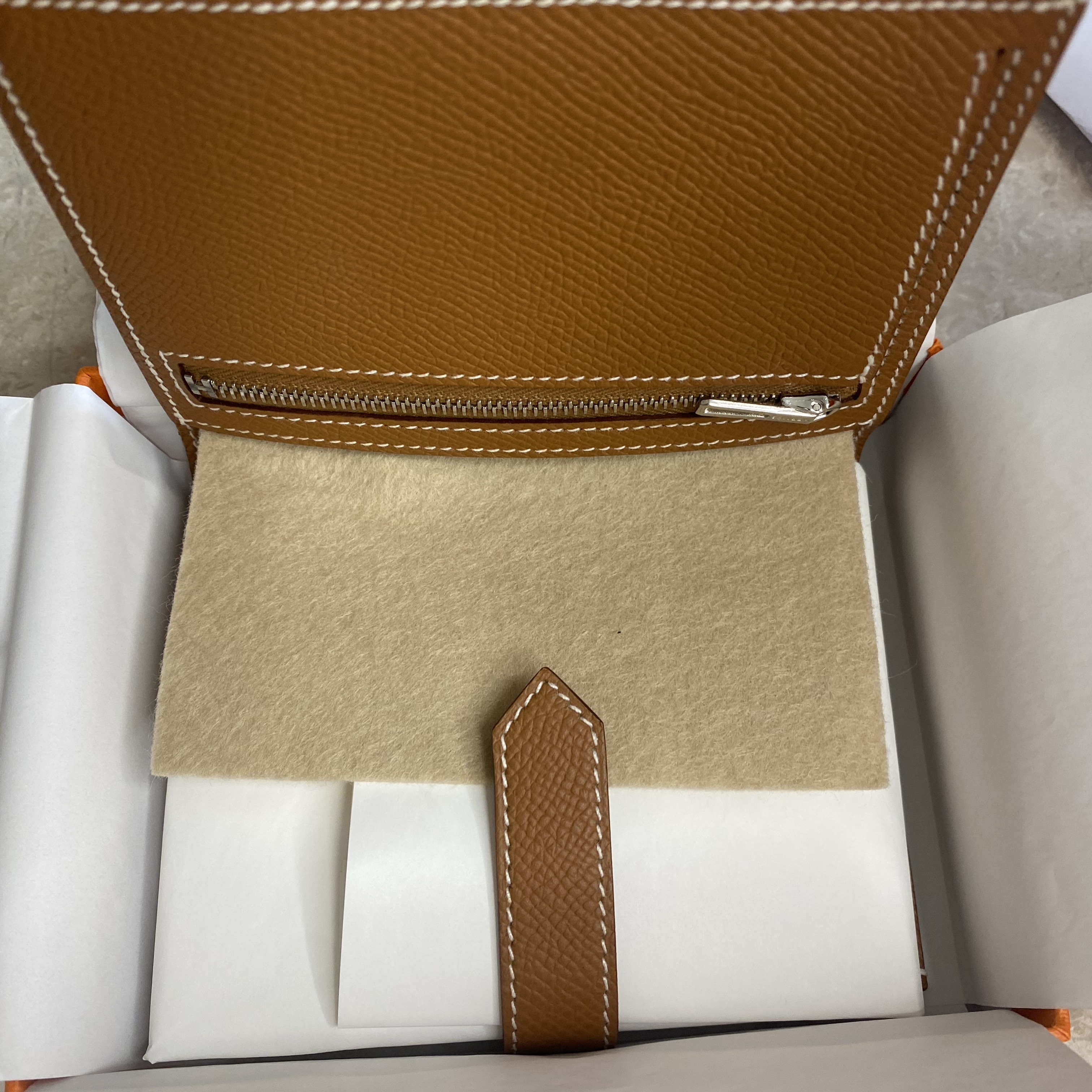 Hermes Bearn Compact Wallet Epsom & Palladium Gold 착용 스타일 - 2