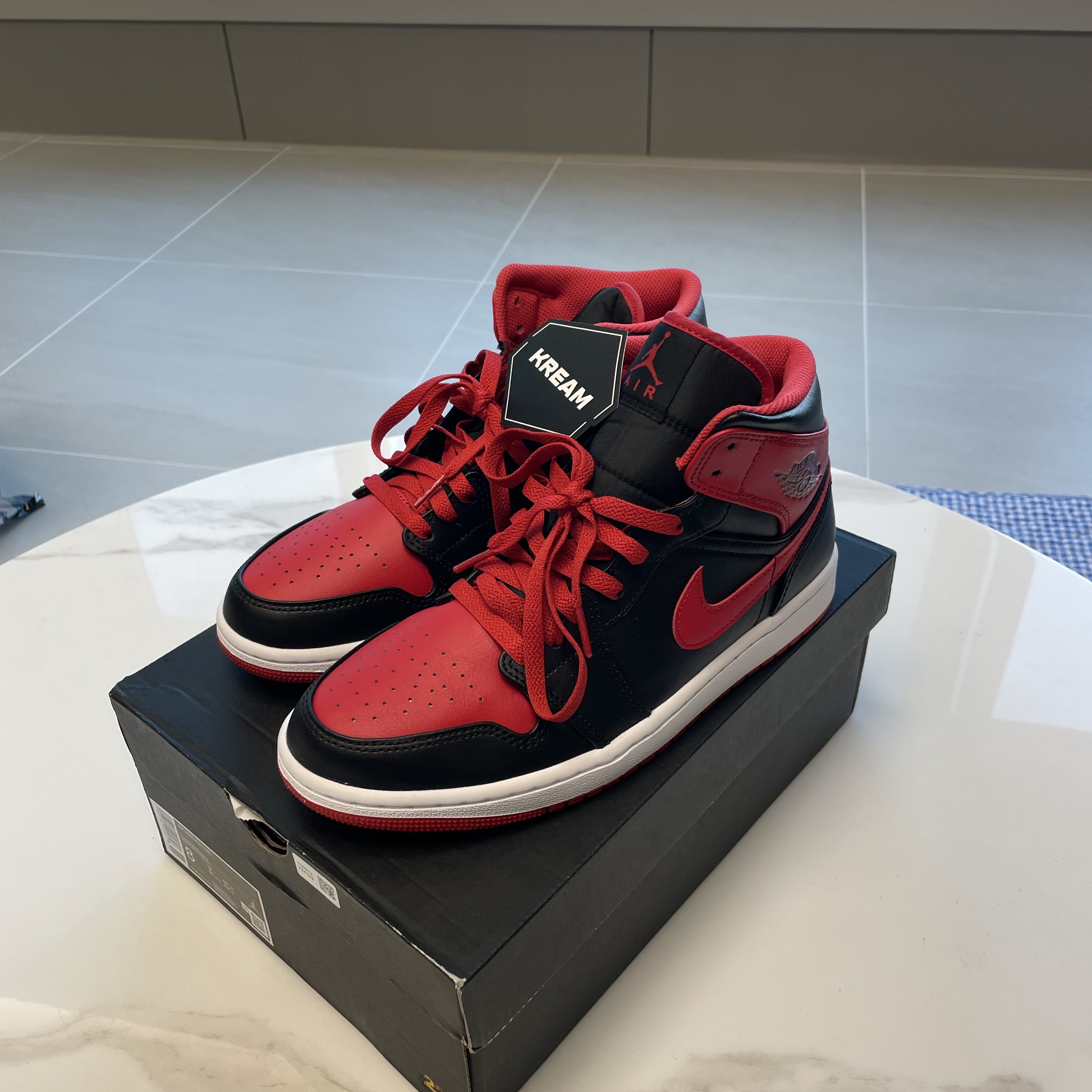 Jordan 1 Mid Black Fire Red 착용 스타일 - 2